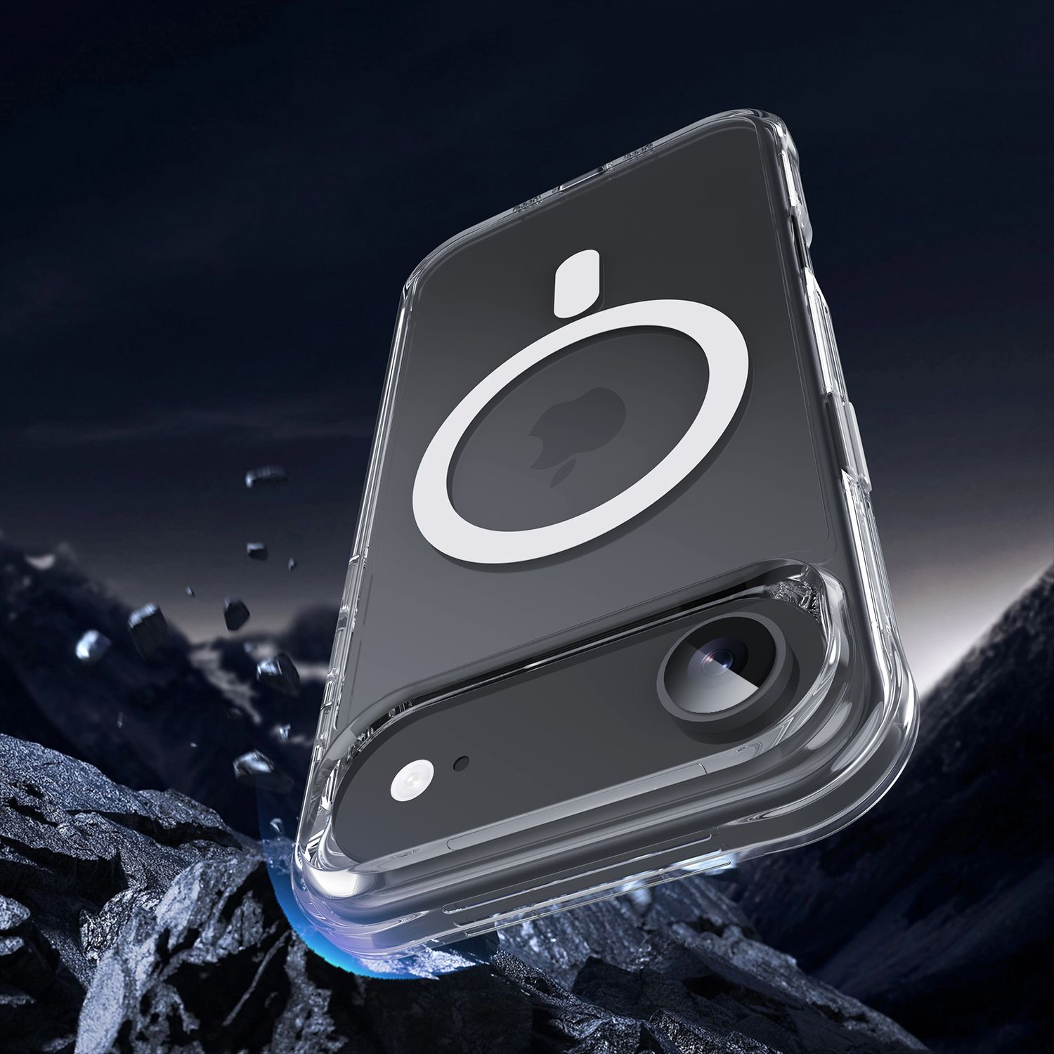 Eine durchsichtige Handyhülle mit weißem Ring und Apple-Logo wird beim Fallen gezeigt. Dunkler, felsiger Vordergrund und Berge im Hintergrund.