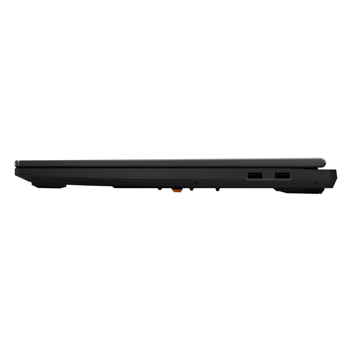 Seitenansicht eines schwarzen Laptops. Sichtbar sind Anschlüsse, die Kante und einige orangefarbene Akzente. Der Hintergrund ist einfarbig weiß.