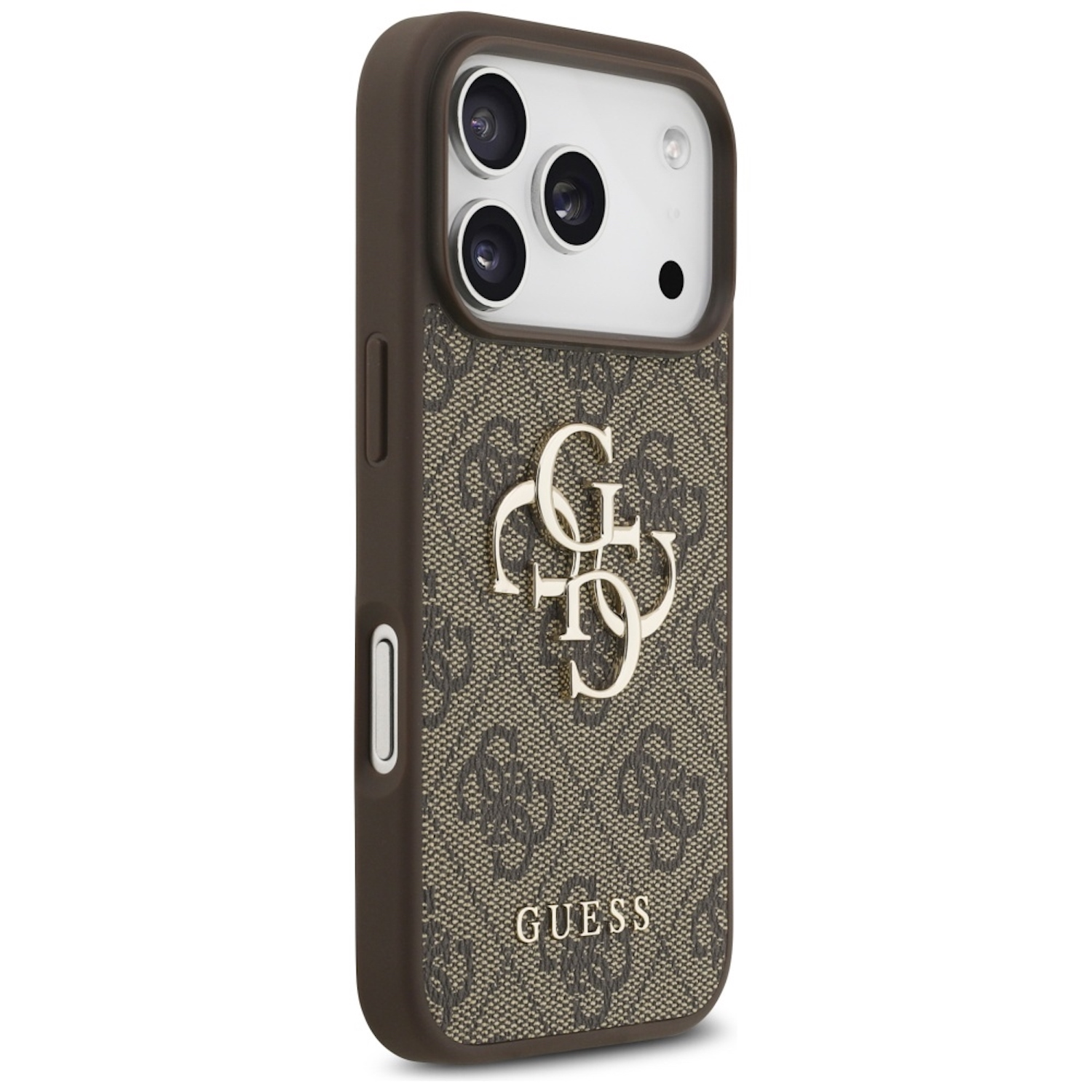 Braune Handyhülle mit Guess-Logo. Sie hat ein gemustertes Design und ein goldenes Logo. Die Hülle ist um ein Telefon mit Kameralinsen.