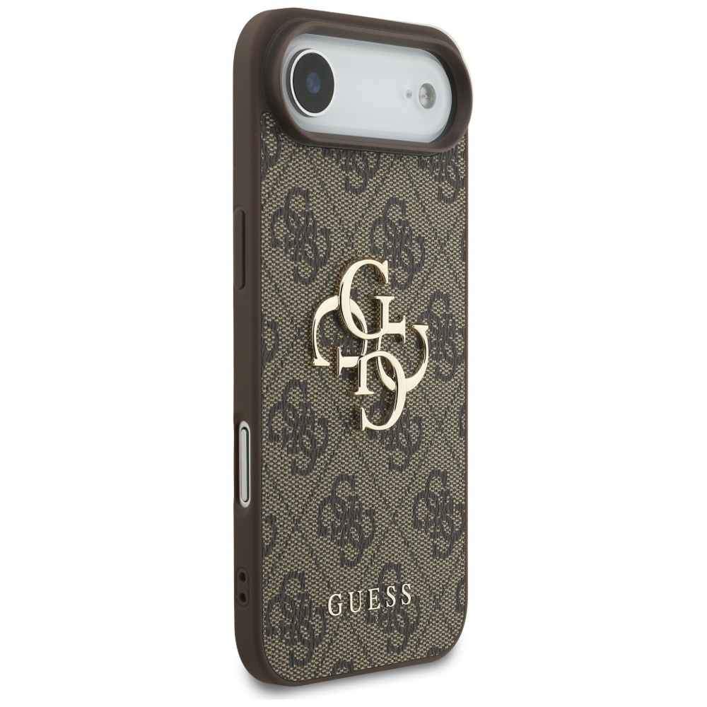 Una custodia per telefono Guess con un motivo marrone e beige. Il logo Guess è dorato. La custodia è su sfondo bianco.