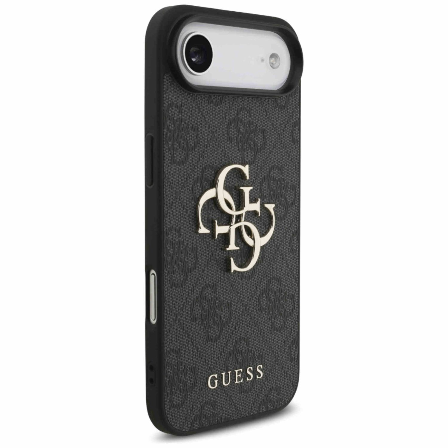 Una custodia per telefono Guess nera. Ha un motivo con logo ripetuto e un logo Guess argentato. La fotocamera del telefono è visibile.