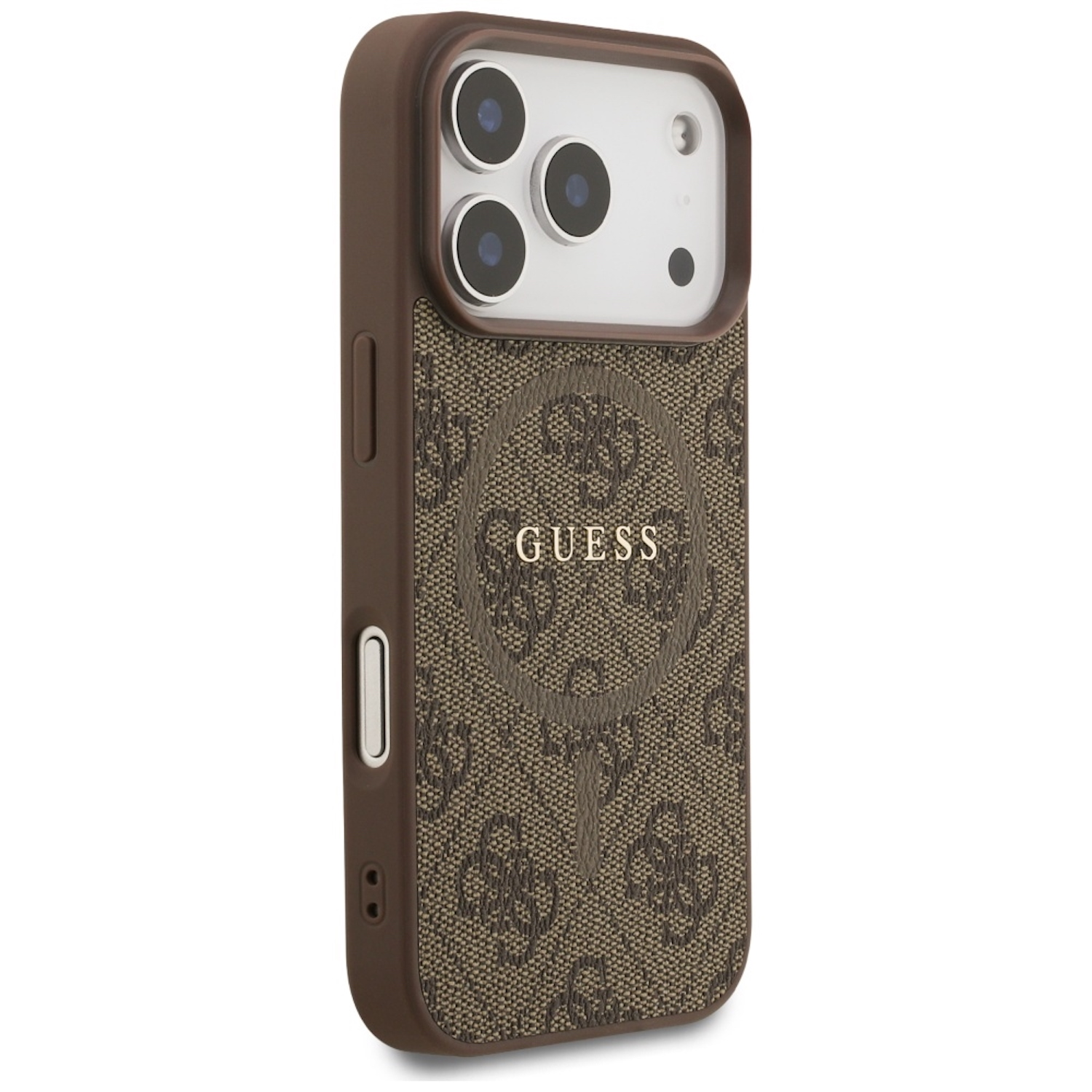 Una custodia per telefono Guess marrone. Presenta un motivo con logo e un ritaglio per la fotocamera con tre lenti. La custodia è su sfondo bianco.