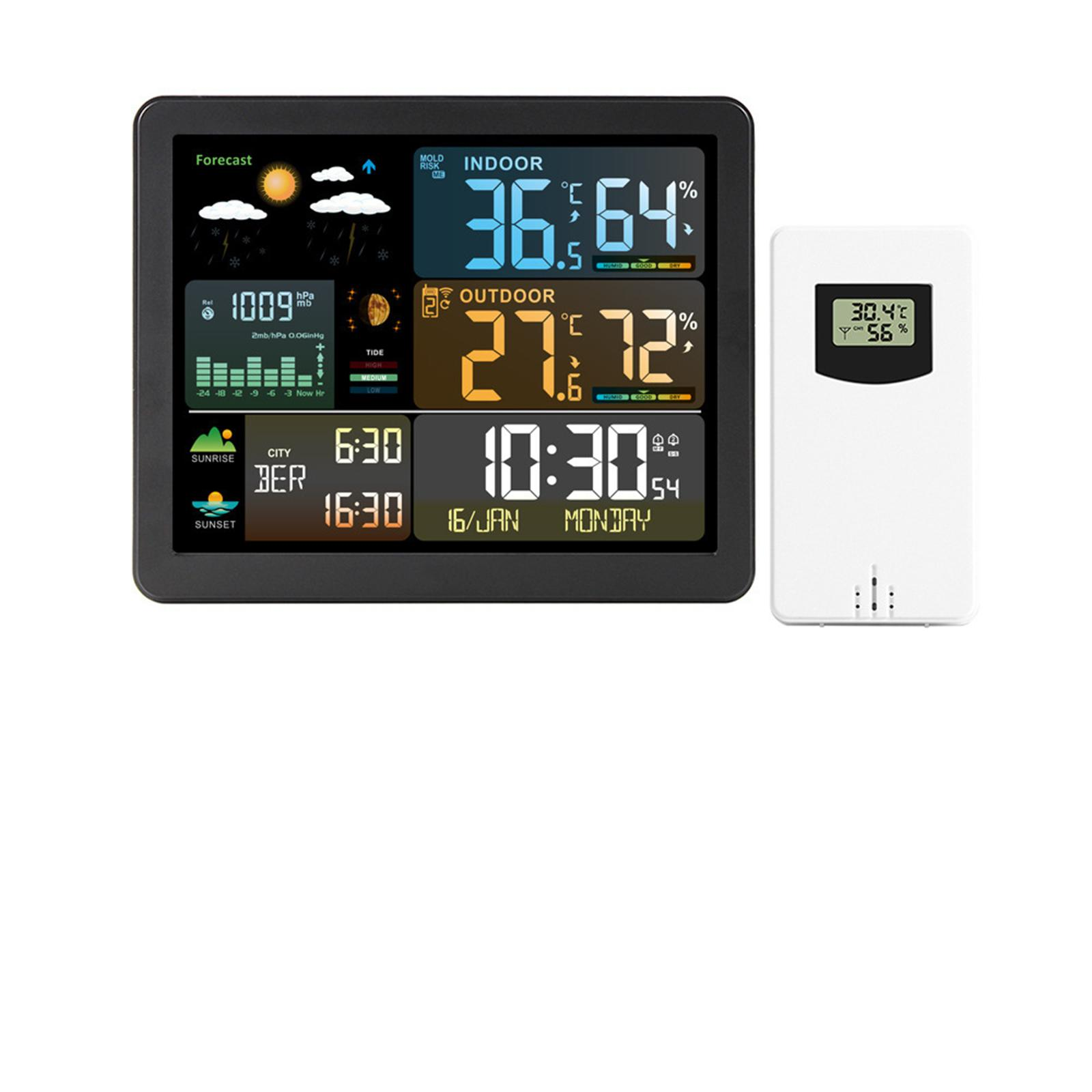 Eine Wetterstation zeigt Innen- und Außentemperaturen, Luftfeuchtigkeit, Uhrzeit, Datum und ein Wettersymbol an. Rechts befindet sich ein separater weißer Sensor.