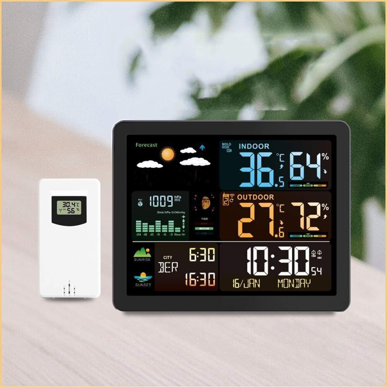 Eine Wetterstation zeigt Innen-/Außentemperaturen, Luftfeuchtigkeit, Vorhersage, Gezeiten und Uhrzeit an. Links ist ein weißer Sensor.