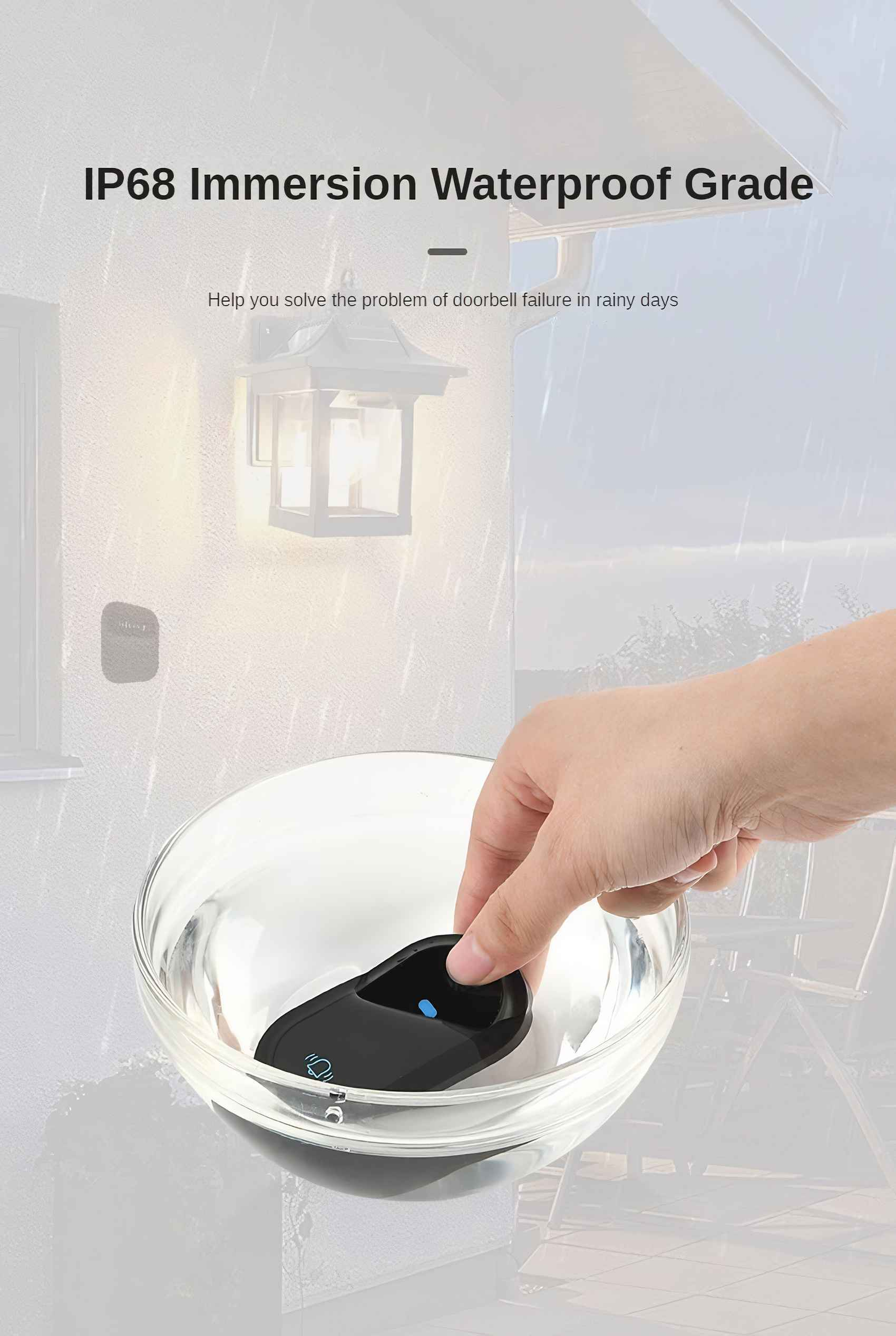 Eine schwarze Türklingel wird in Wasser gehalten. Es regnet. Der Text lautet IP68 Wasserdicht.