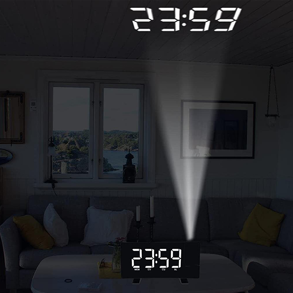 Eine Digitaluhr zeigt 23:59 Uhr an. Die Zeit wird an die Decke projiziert. Ein Wohnzimmer mit Fenster mit See und Hügeln.