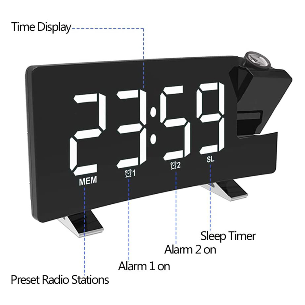 Schwarzer digitaler Wecker mit der Anzeige 23:59. Funktionen umfassen Alarmeinstellungen, Sleep-Timer und voreingestellte Radiosender. Ein Projektor ist oben rechts.
