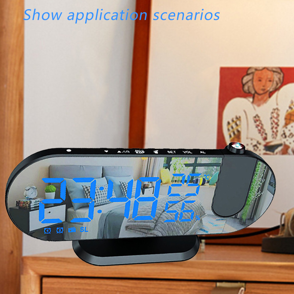 Eine Digitaluhr zeigt die Uhrzeit an. Die verspiegelte Oberfläche der Uhr spiegelt eine Schlafzimmerszene wider. Sie steht auf einer Holzoberfläche.