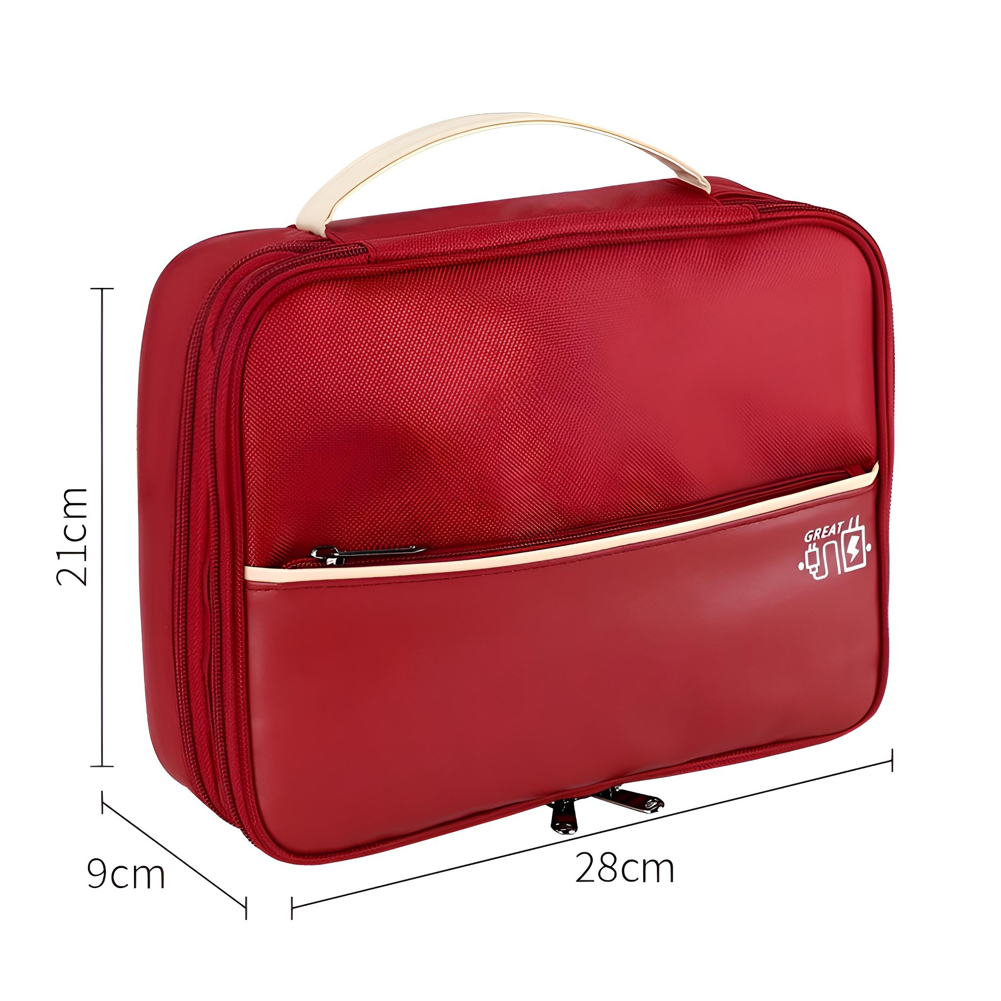 Rote rechteckige Reisetasche mit Maßen. Sie hat einen weißen Griff und einen weißen Streifen. Auf der Tasche steht 'GREAT'.