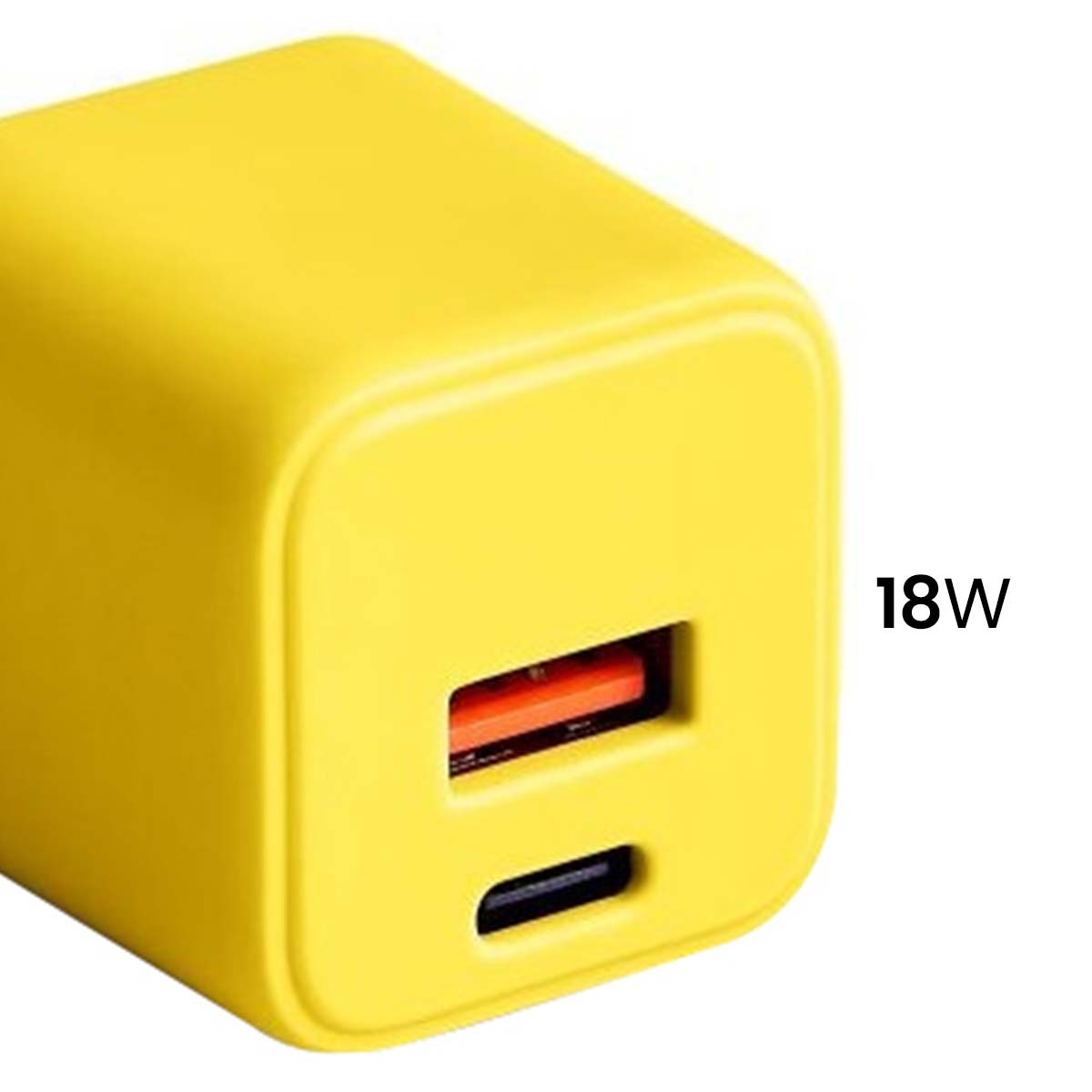 Un chargeur jaune de 18W avec deux ports est présenté. Le port supérieur est orange à l'intérieur, et le port inférieur est noir.