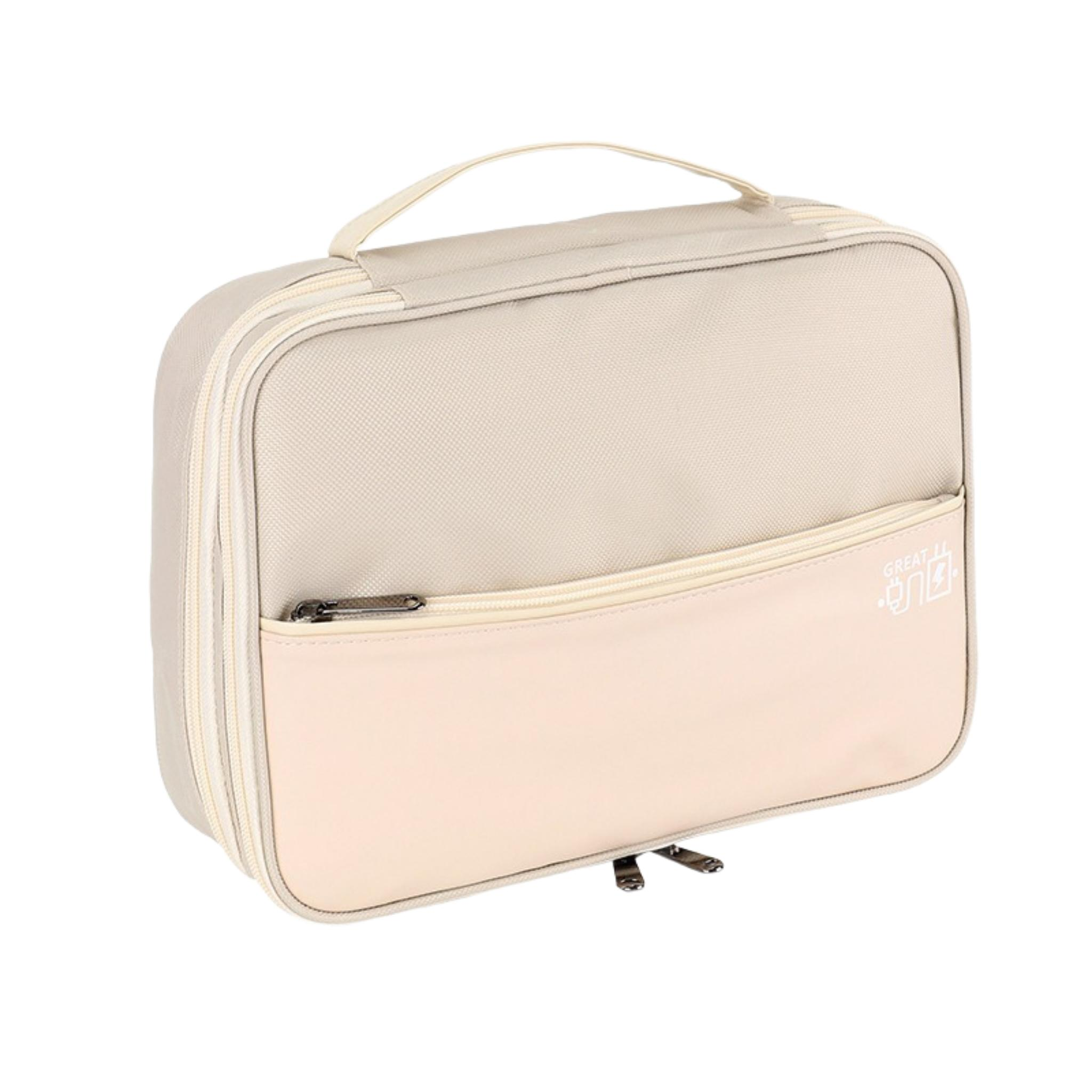 Eine beige rechteckige Reisetasche mit Griff und Vordertasche. Sie hat einen Reißverschluss und ein Logo.