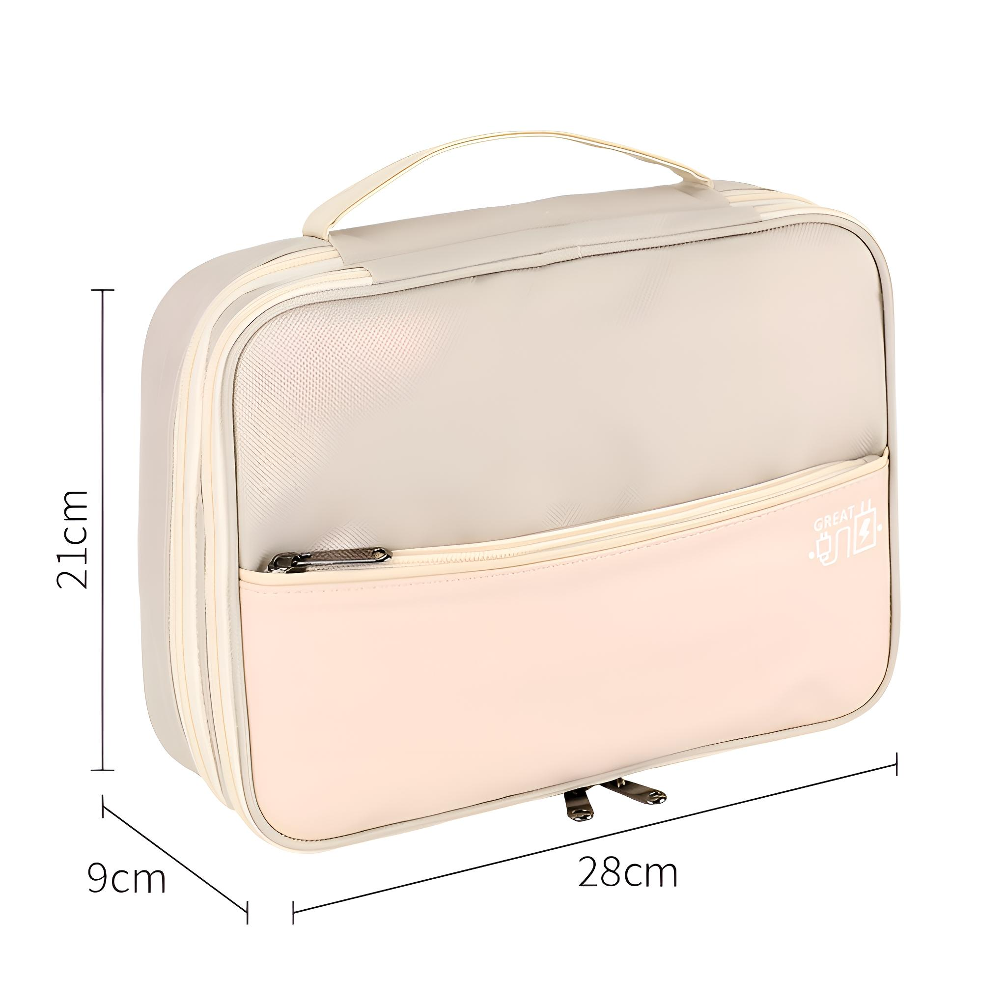 Eine beige und pfirsichfarbene Make-up-Tasche mit Griff. Die Abmessungen betragen 21 cm hoch, 9 cm breit und 28 cm lang. Hat Reißverschlüsse und Logo.