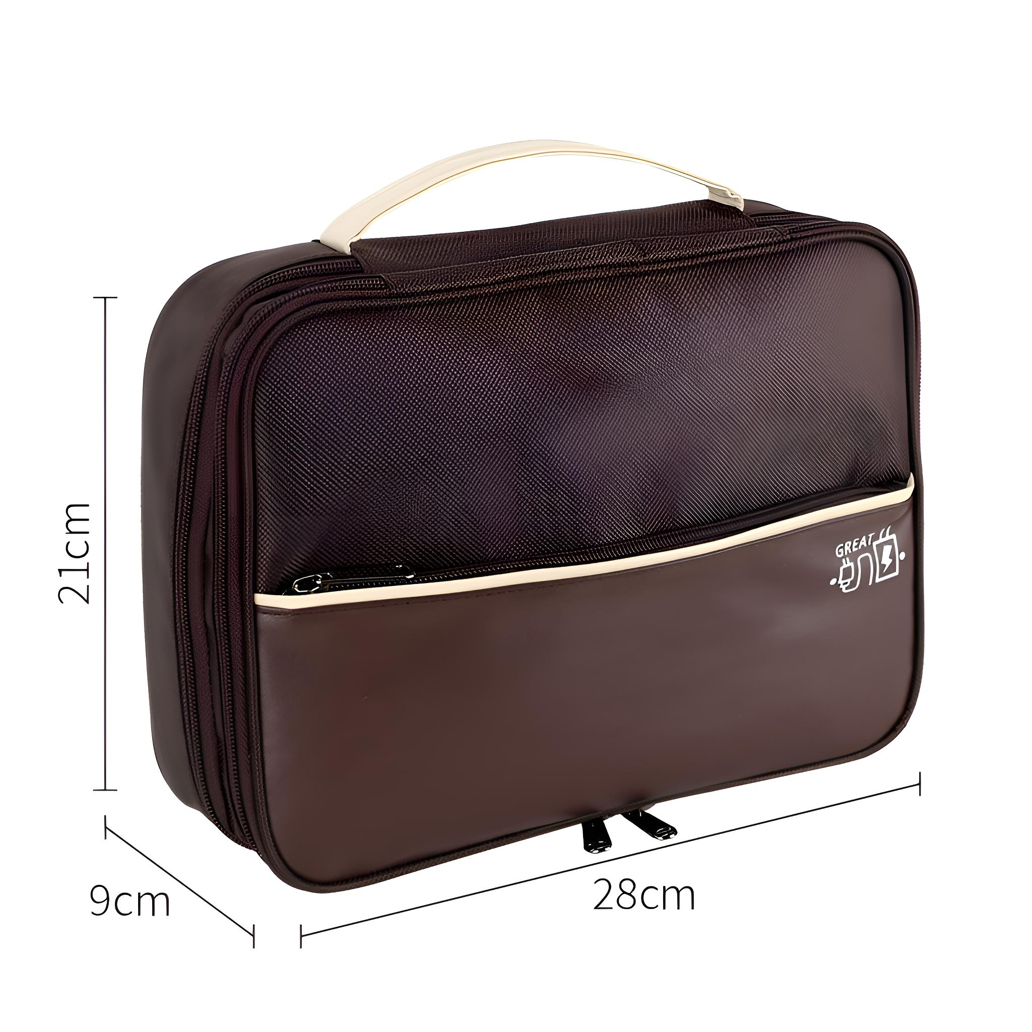 Eine braune rechteckige Tasche mit Griff. Sie hat einen Reißverschluss, einen weißen Akzent und den Aufdruck 'GREAT'.