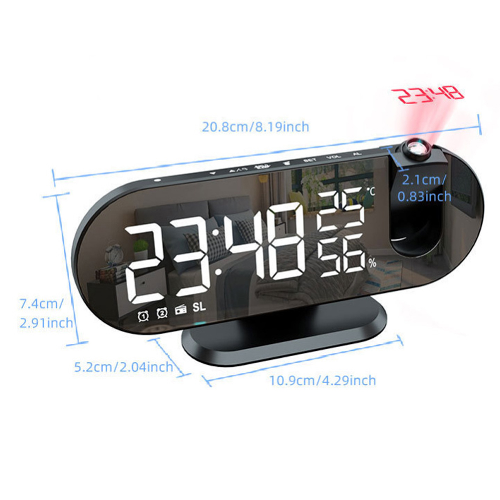 Eine schwarze Digitaluhr zeigt 23:48, 25 und 56% an. Sie projiziert die Uhrzeit in Rot. Abmessungen sind beschriftet. Der Hintergrund ist eine Reflexion.