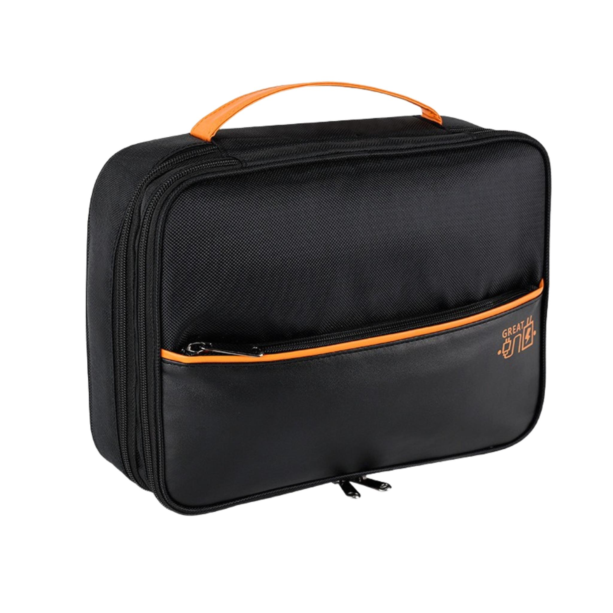 Schwarze rechteckige Tasche mit orangefarbenem Griff und Akzenten. Mit Reißverschluss und kleinem Logo.