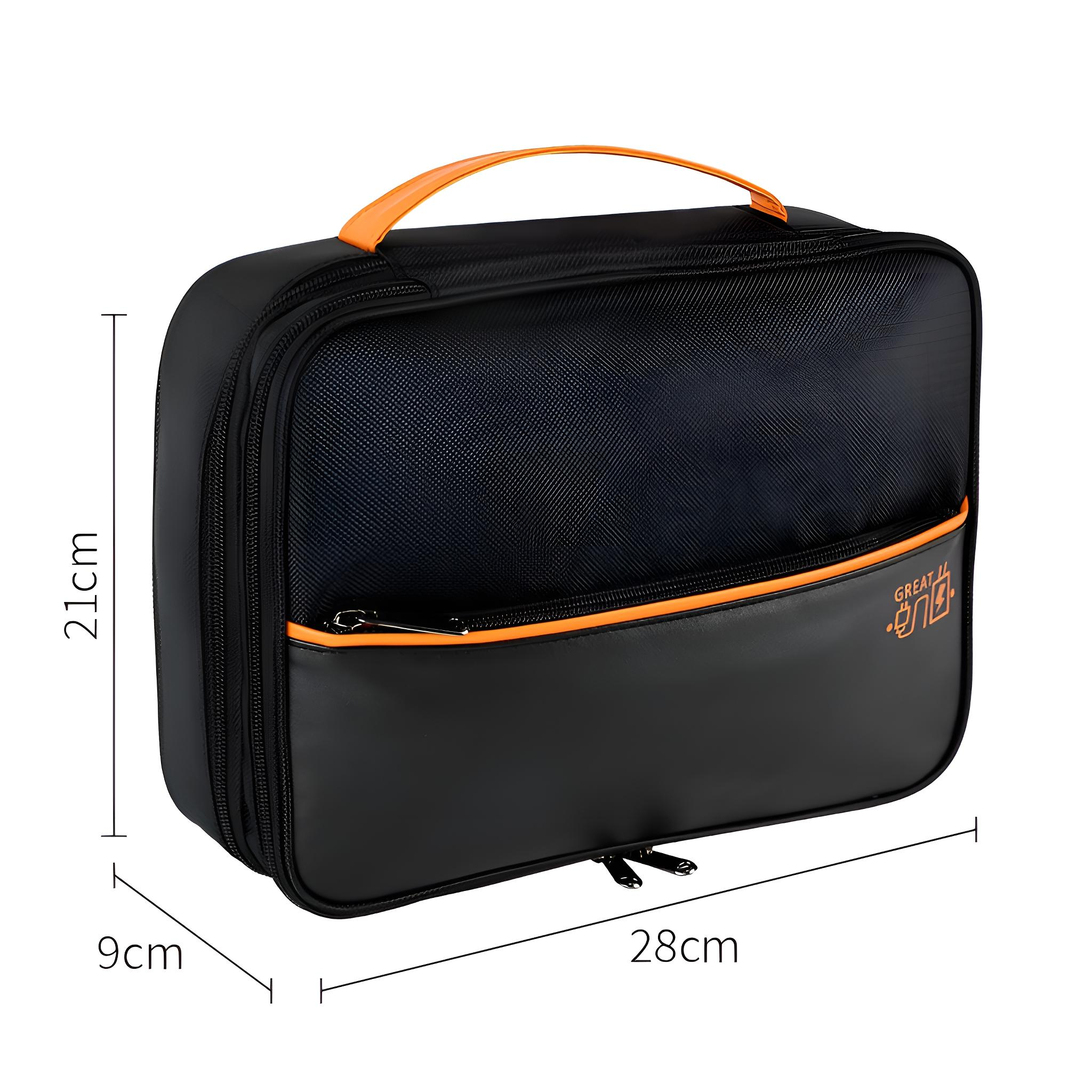 Schwarze Tasche mit orangefarbenen Verzierungen, Griff und Reißverschluss. Maße: 28x21x9 cm. Weißer Hintergrund.