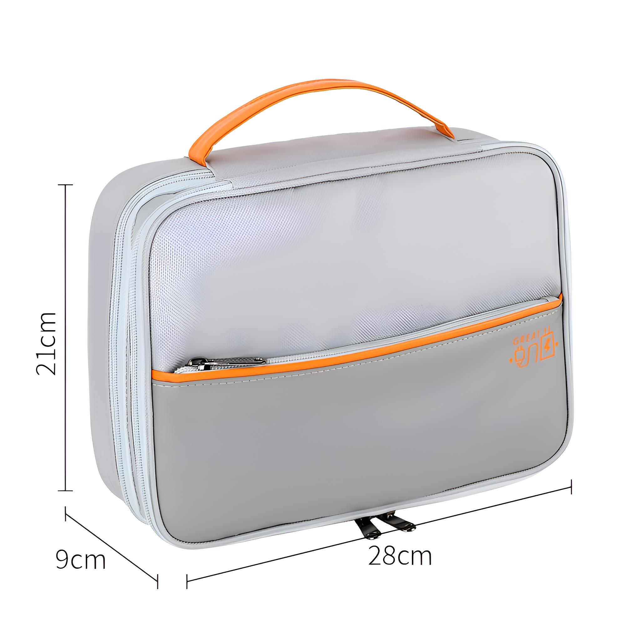 Graue Tasche mit orangefarbenem Griff und Akzenten. Maße: 28x9x21 cm. Sie hat einen Reißverschluss und ein Logo.
