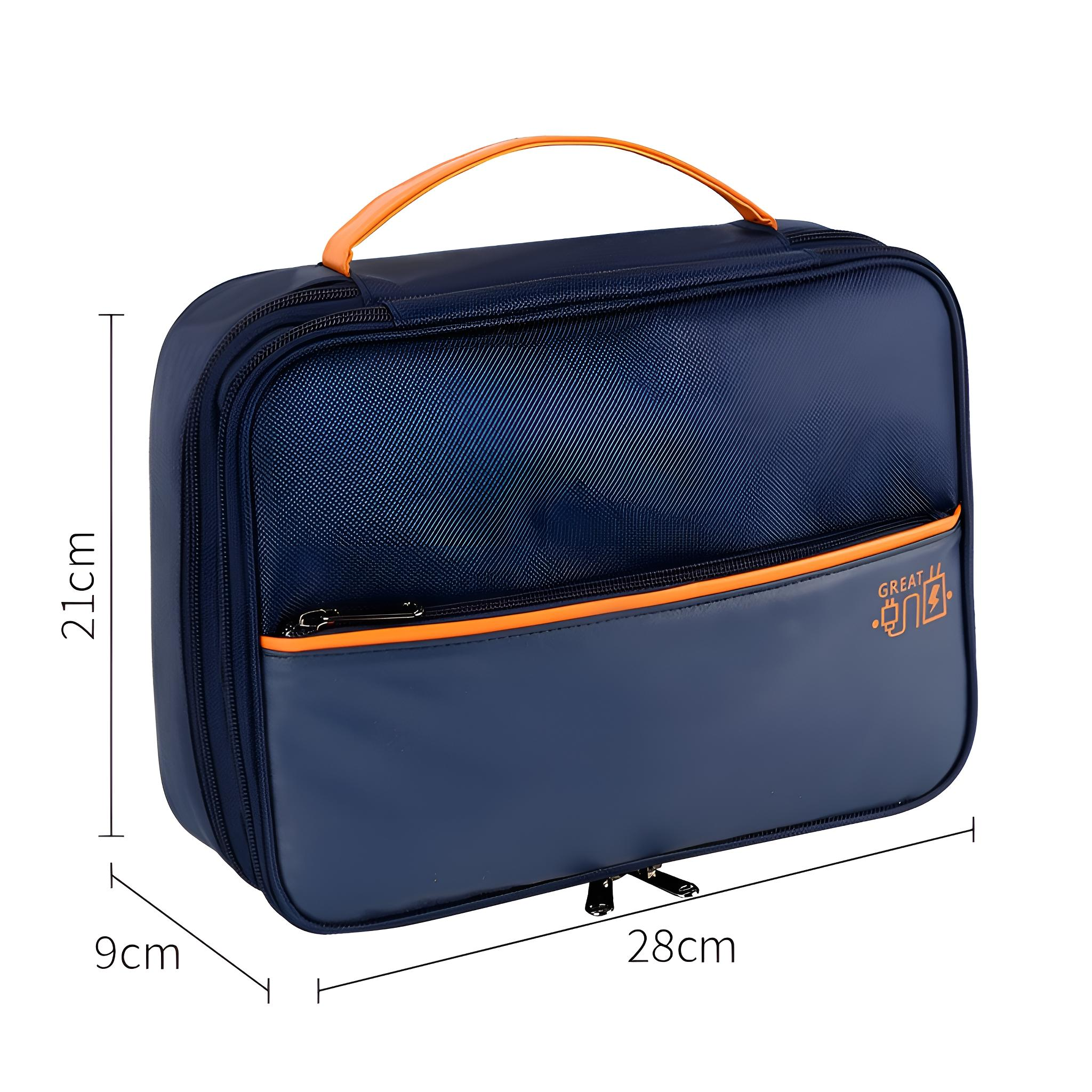 Blaue Reisetasche mit orangefarbenem Griff und Zierleisten. Maße: 21 cm hoch, 9 cm breit, 28 cm lang. Text 'GREAT' darauf.