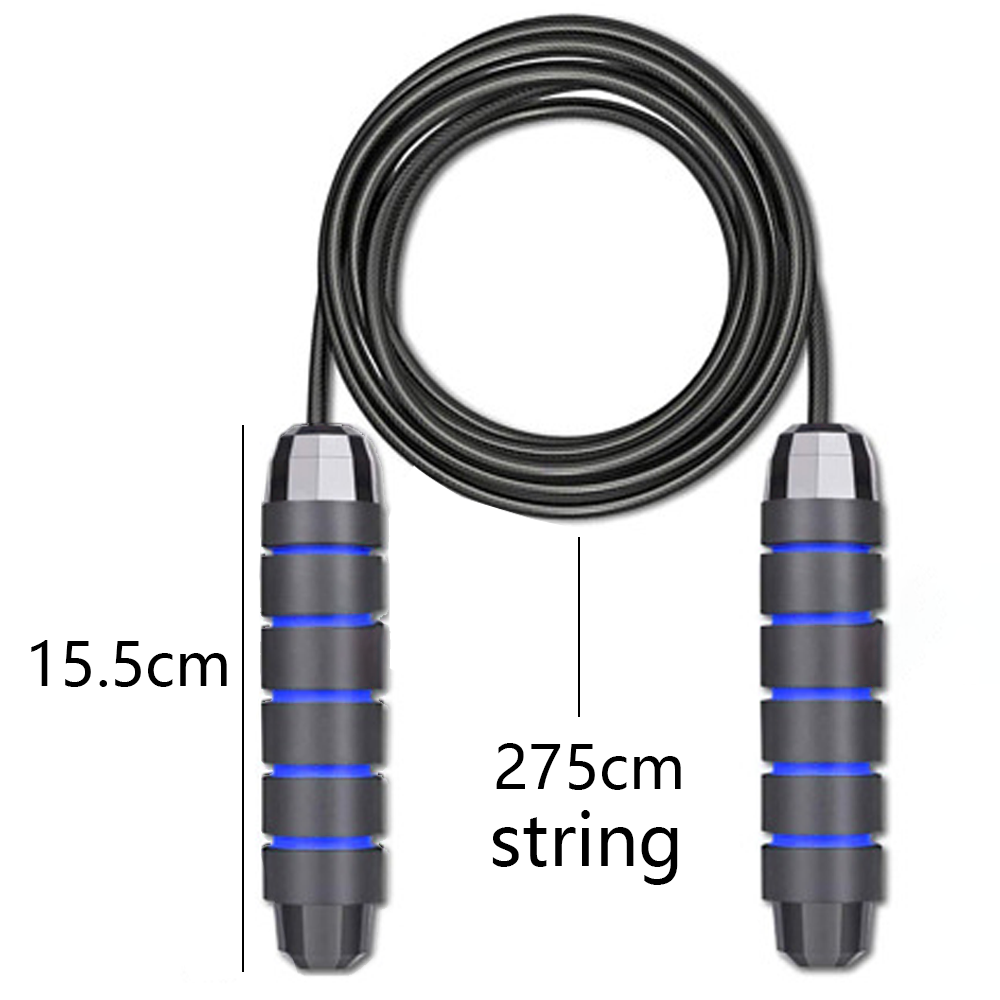 Schwarzes Springseil mit grauen Griffen und blauen Akzenten. Das Seil ist 275 cm lang, die Griffe sind 15,5 cm lang. Text zeigt Abmessungen.