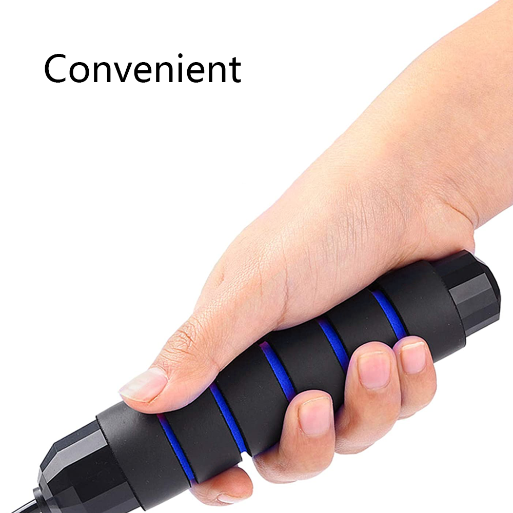 Eine Hand hält einen schwarz-blauen Springseilgriff. Das Wort „Convenient“ steht über der Hand.