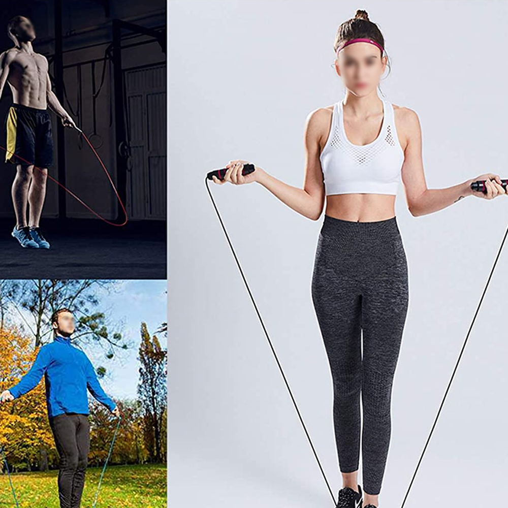 Das Bild zeigt drei Personen, die Springseile benutzen. Einer ist ohne Hemd, einer in Blau und einer trägt einen Sport-BH und Leggings.