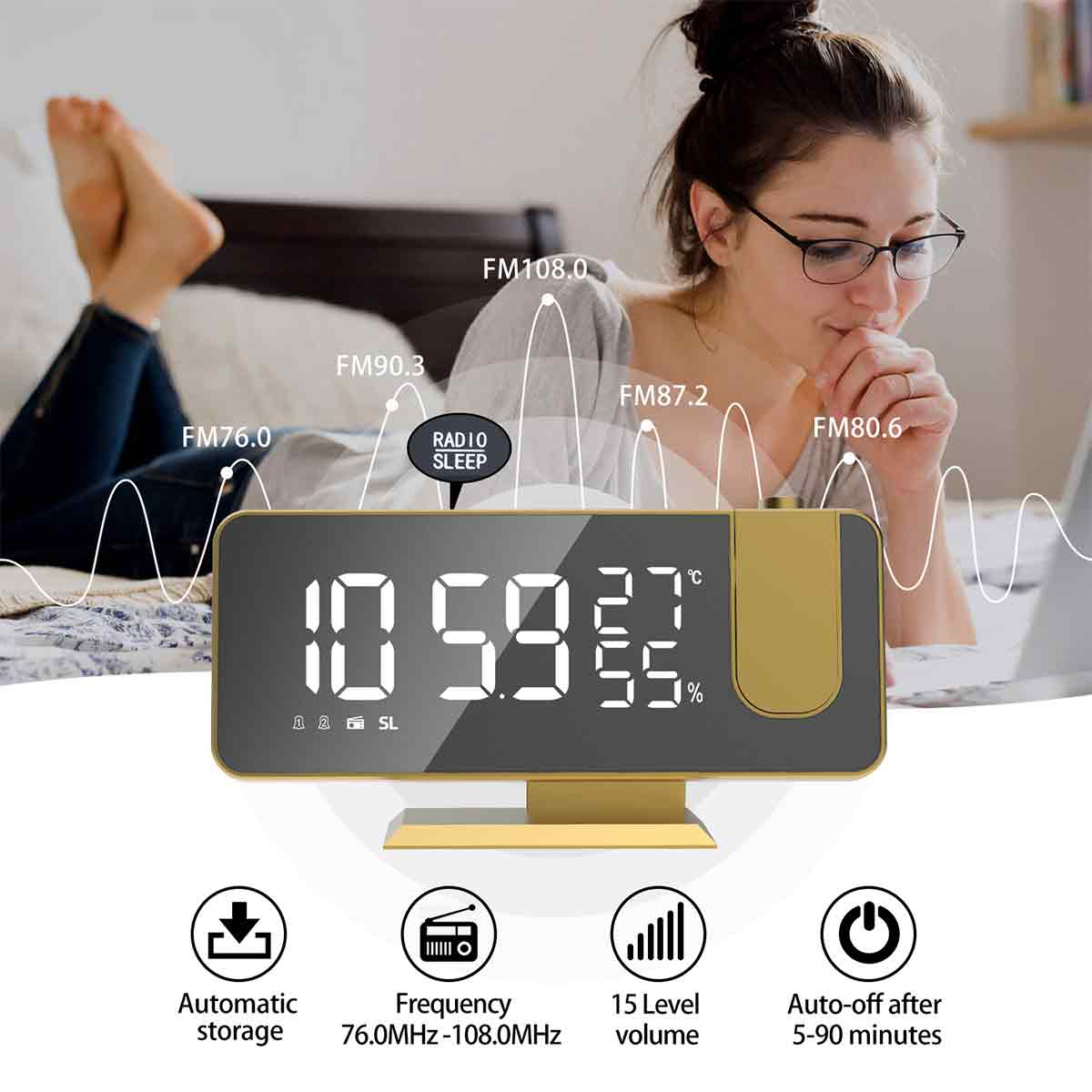 Eine Frau mit Brille betrachtet eine Digitaluhr auf einem Bett. Die Uhr zeigt Zeit, Temperatur und Radiofrequenzoptionen an.