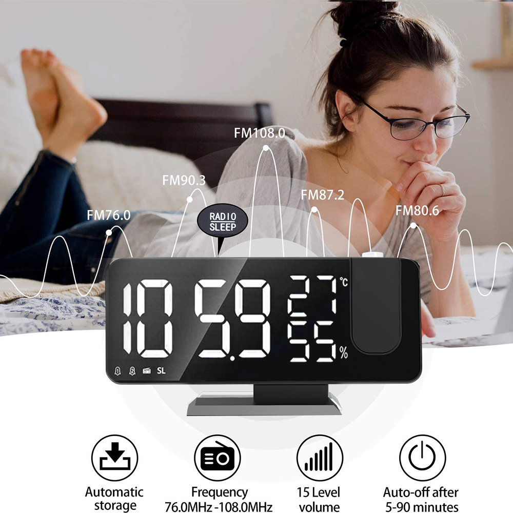 Eine Frau mit Brille liegt auf einem Bett und betrachtet eine Digitaluhr. Die Uhr zeigt Zeit und Temperatur an. Radiofrequenzen werden angezeigt.
