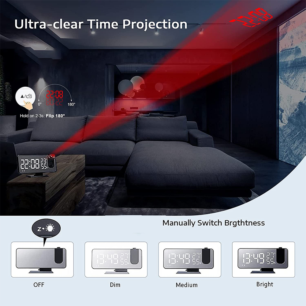 Eine Uhr projiziert die Zeit an die Decke. Es ist in einem dunklen Raum mit einem Sofa. Die Helligkeit kann angepasst werden.