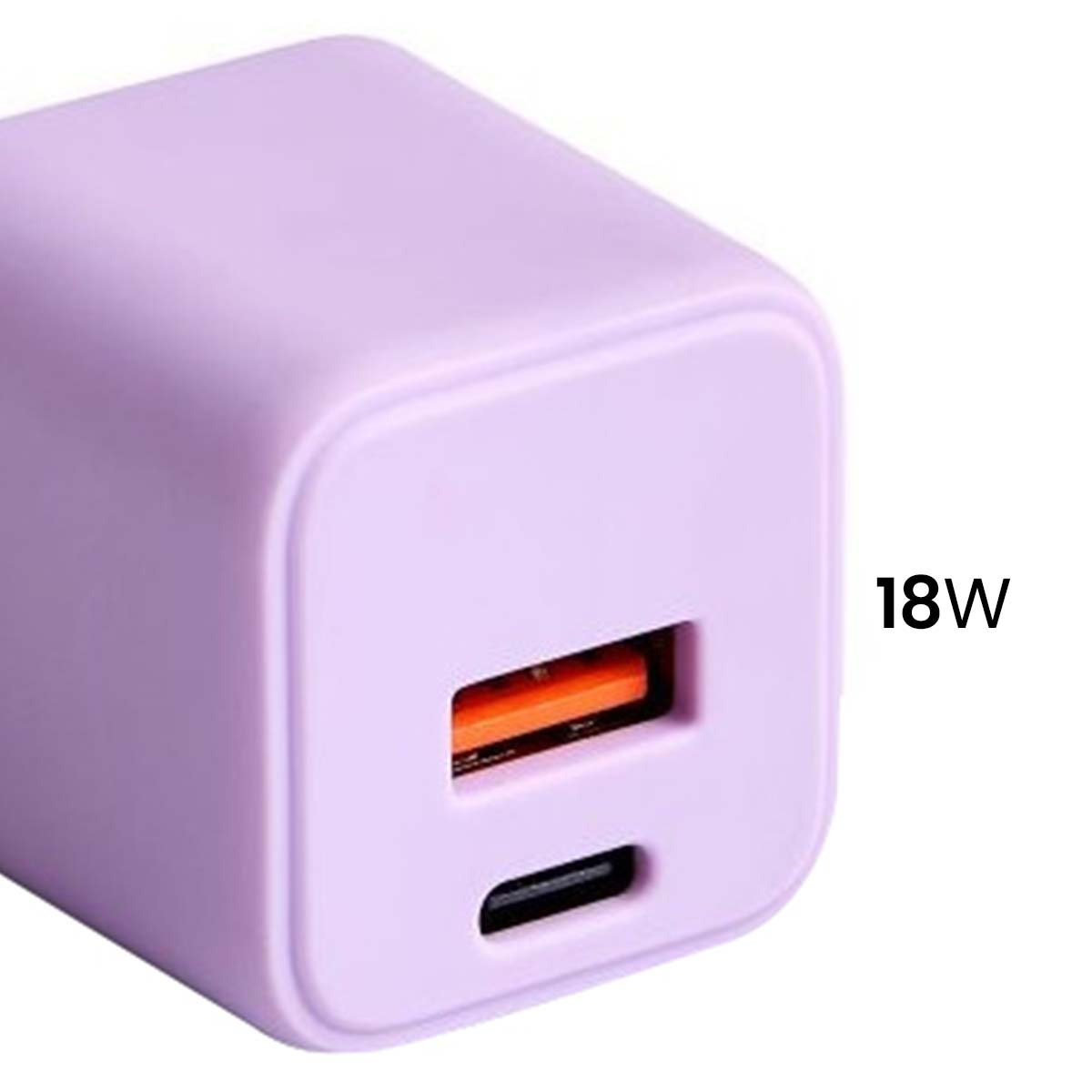 Un caricabatterie USB da 18 W di colore viola chiaro. Ha due porte: una arancione e una nera. Il numero 18W è stampato in nero.
