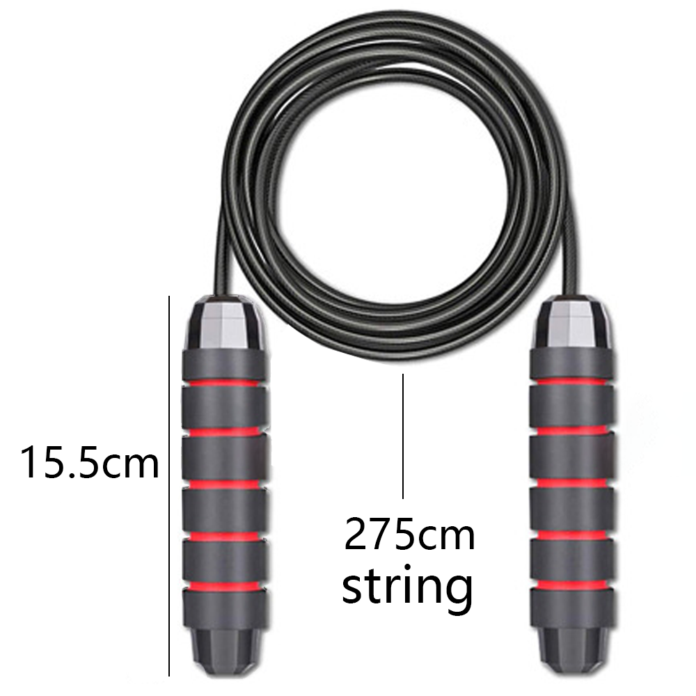 Ein schwarzes Springseil mit grauen Griffen und roten Akzenten. Das Seil ist 275 cm lang. Griffe sind 15,5 cm lang.