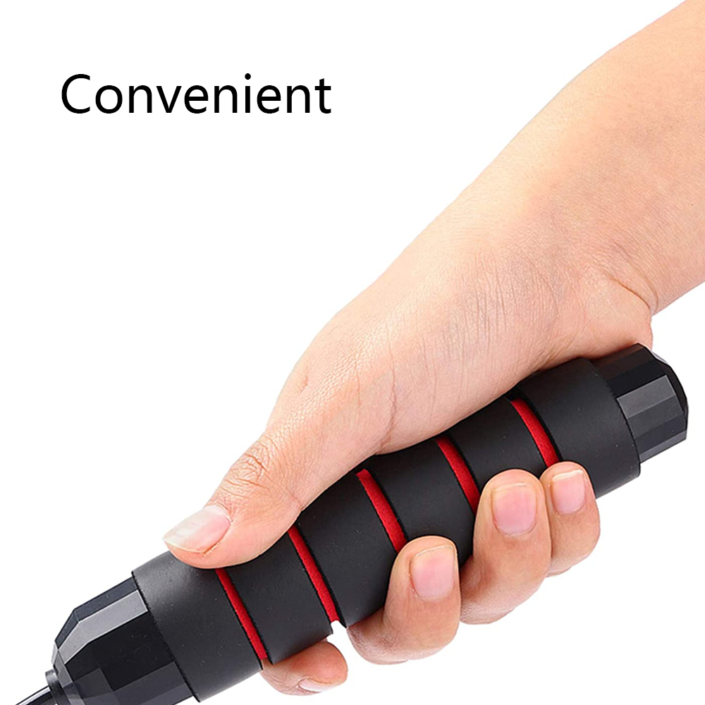 Eine Hand hält einen schwarz-roten Springseilgriff. Das Wort 'Convenient' steht oben links. Fokus auf dem Griff.