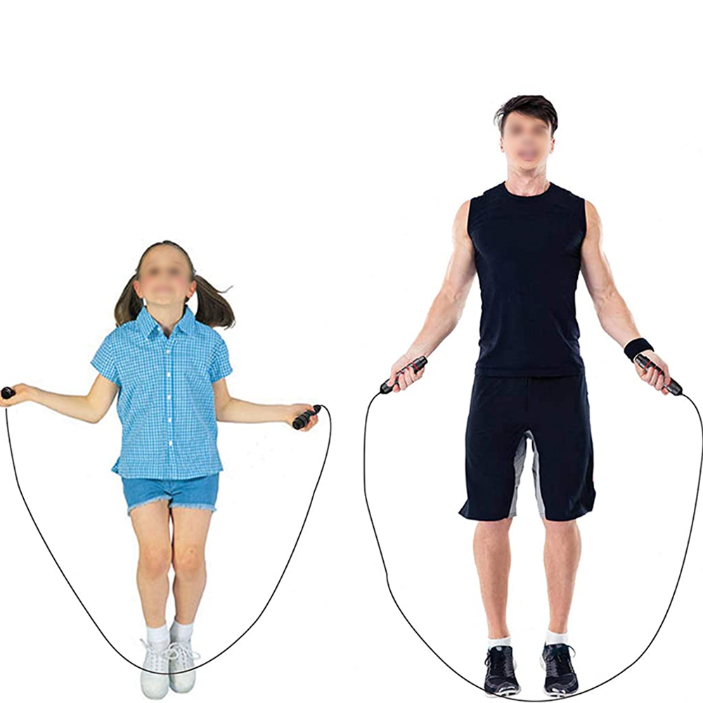 Ein Mädchen und ein Mann springen Seil. Das Mädchen trägt ein blaues Hemd und Shorts. Der Mann trägt ein schwarzes Outfit. Beide auf weißem Hintergrund.