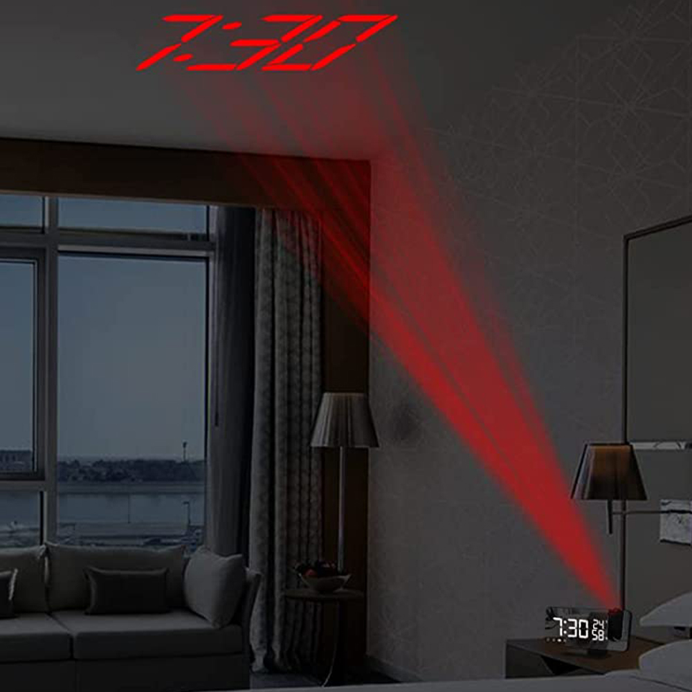 Ein Raum mit einer Uhr, die 7:30 in Rot an die Decke projiziert. Eine Lampe steht auf dem Nachttisch, der Raum ist schwach beleuchtet.