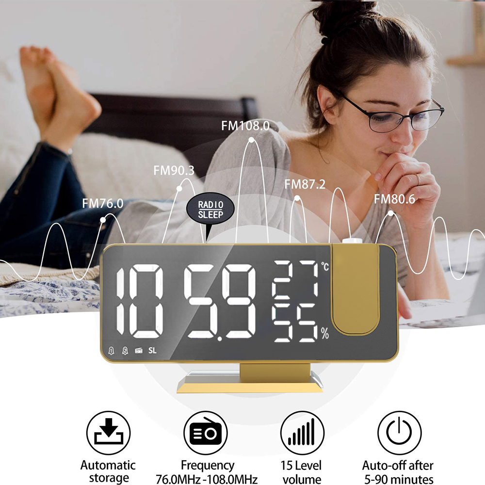 Eine Frau mit Brille liegt auf einem Bett, ein digitaler Wecker im Vordergrund zeigt Zeit und Radiofrequenzen.