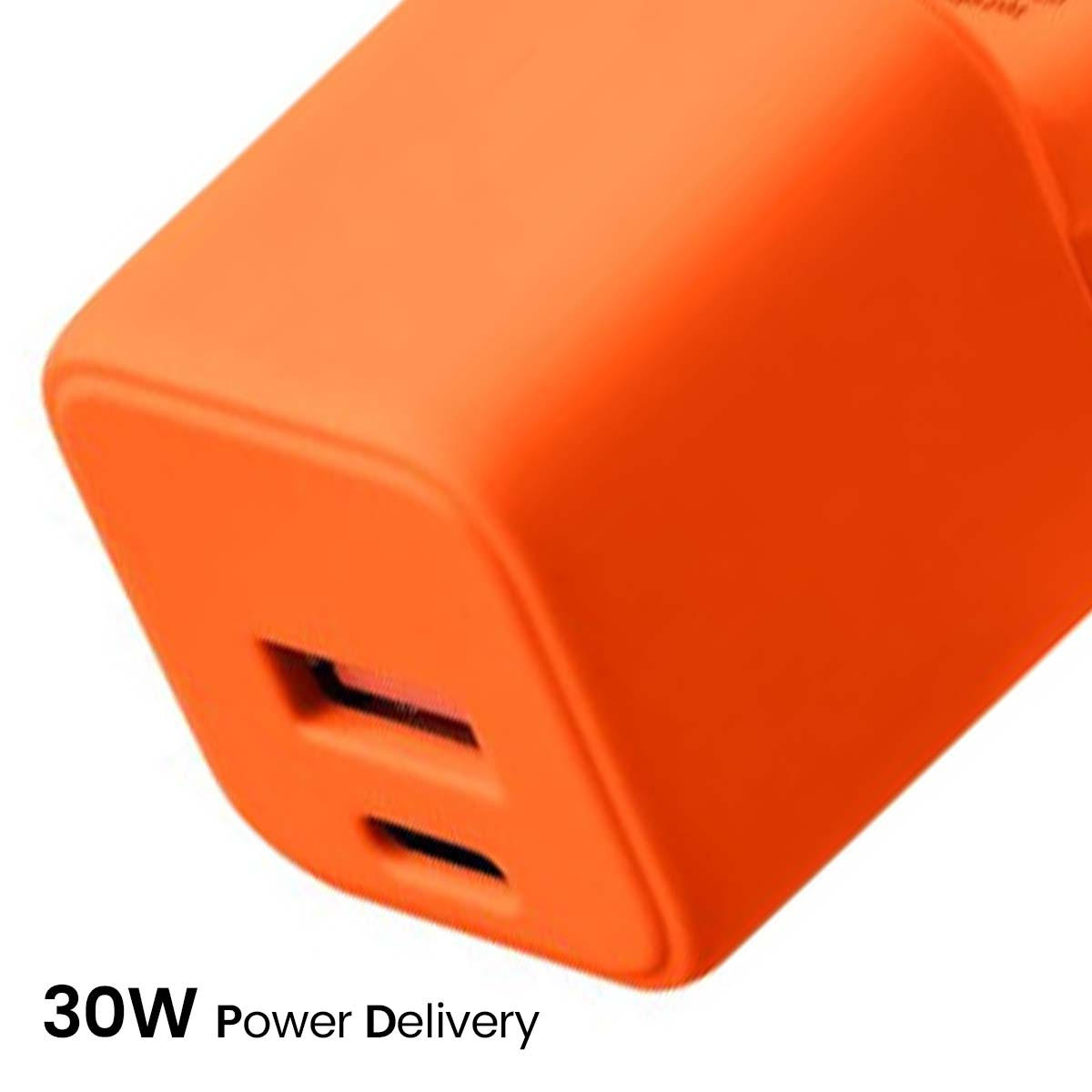 Primo piano di un caricatore arancione da 30W. Ha due porte ed è angolato verso lo spettatore.
