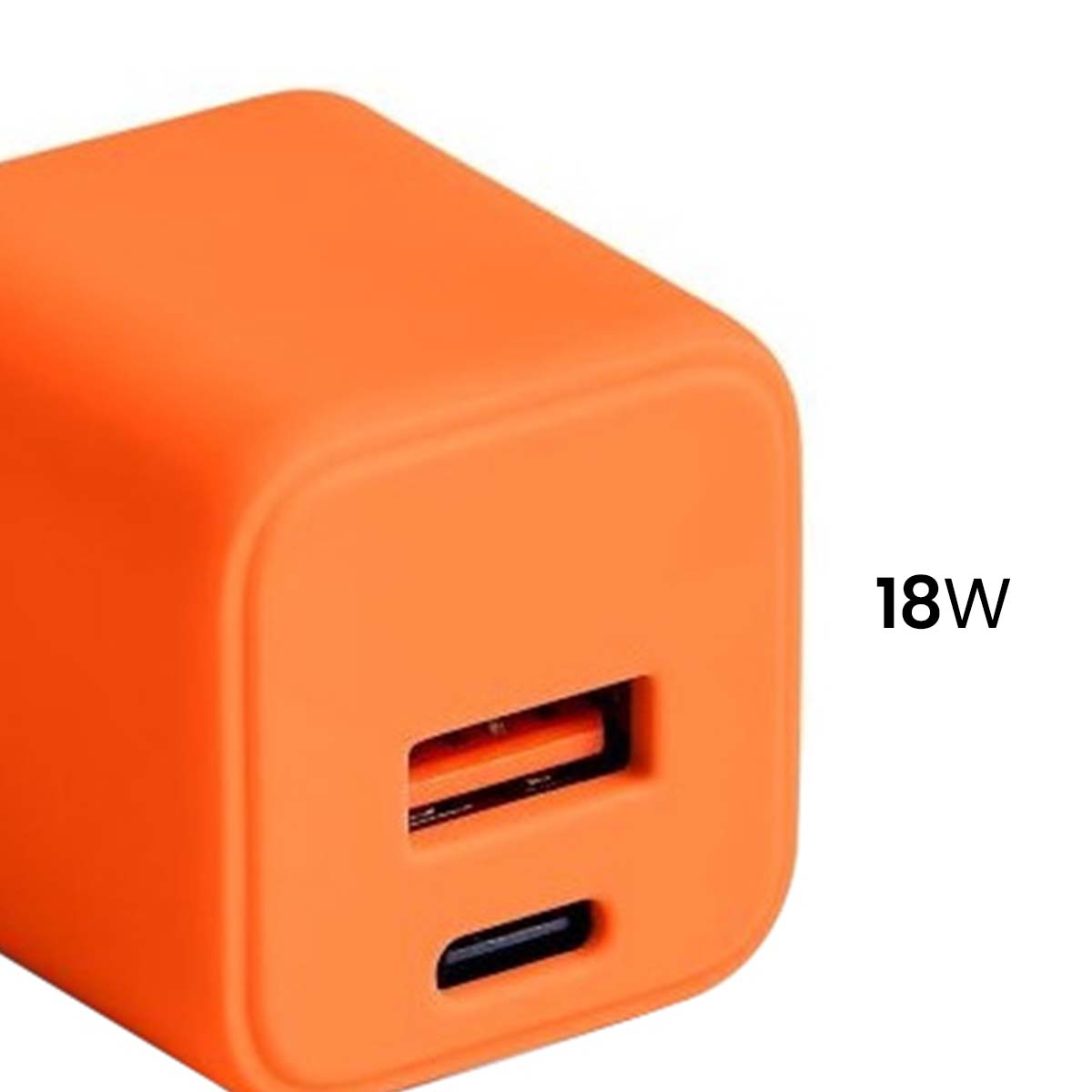Un adattatore di alimentazione arancione da 18W. Ha due porte USB sul davanti. Il testo "18W" è visibile sul lato destro.