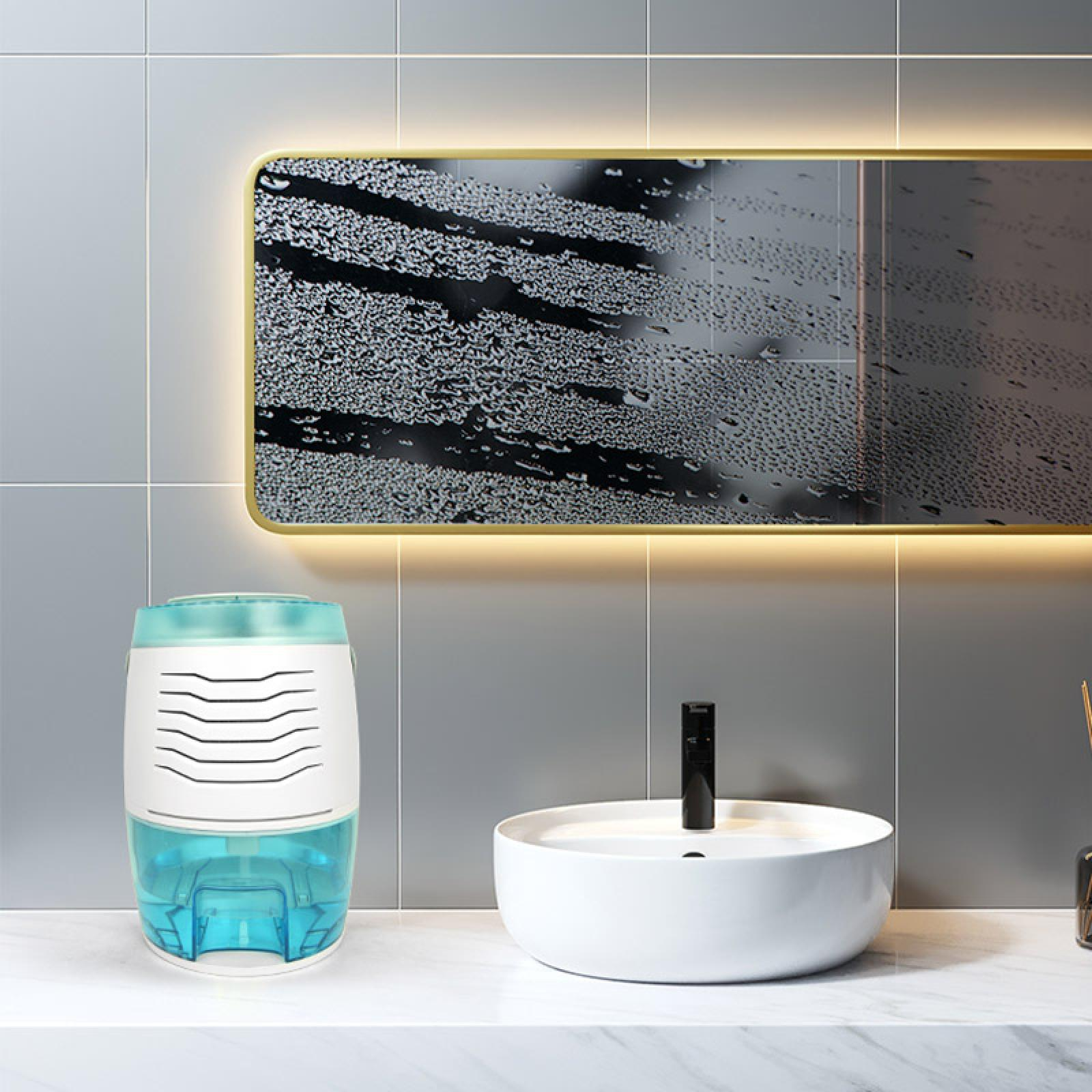 Ein Badezimmer mit Luftbefeuchter, rundem Waschbecken und Spiegel mit Wassertropfen.