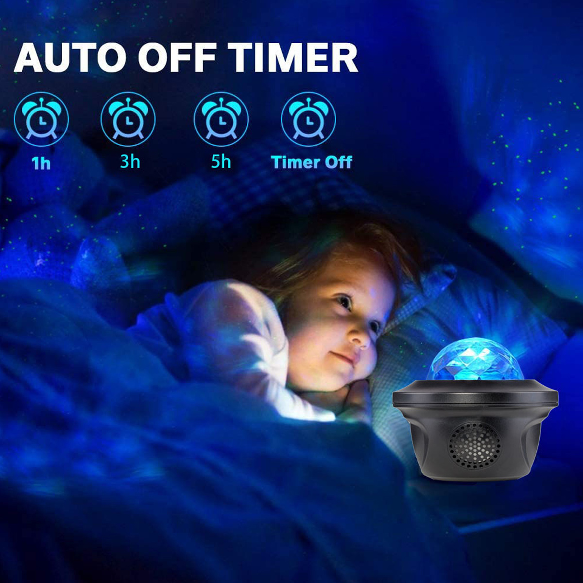 Ein Kind im Bett mit einem Sternenhimmel-Projektor. Der Projektor hat Timer-Optionen. Das Kind schaut auf den Projektor.