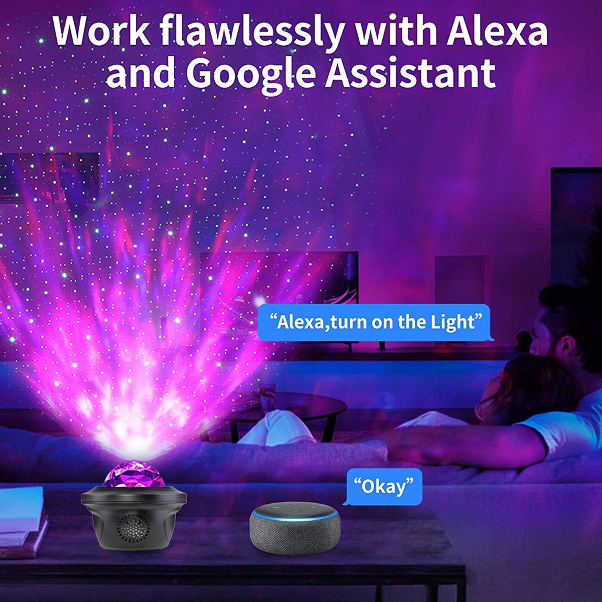Ein Raum wird von einem Galaxieprojektor beleuchtet. Alexa und Google Assistant werden beworben. Ein Paar sitzt auf einem Sofa. Textblasen erscheinen.