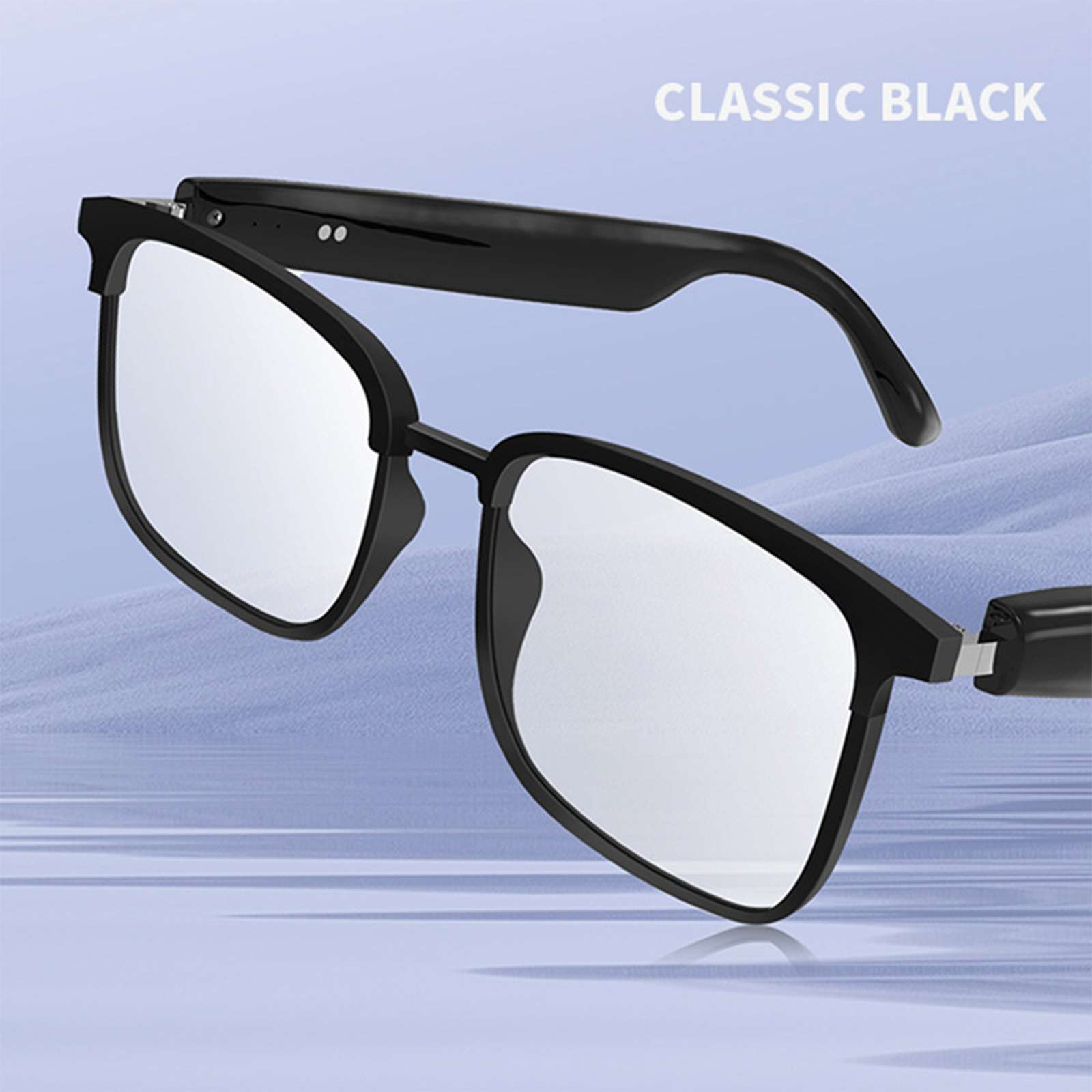Schwarze Smart-Brille mit klaren Gläsern vor blau-weißem Hintergrund. Der Text 'CLASSIC BLACK' steht darüber.