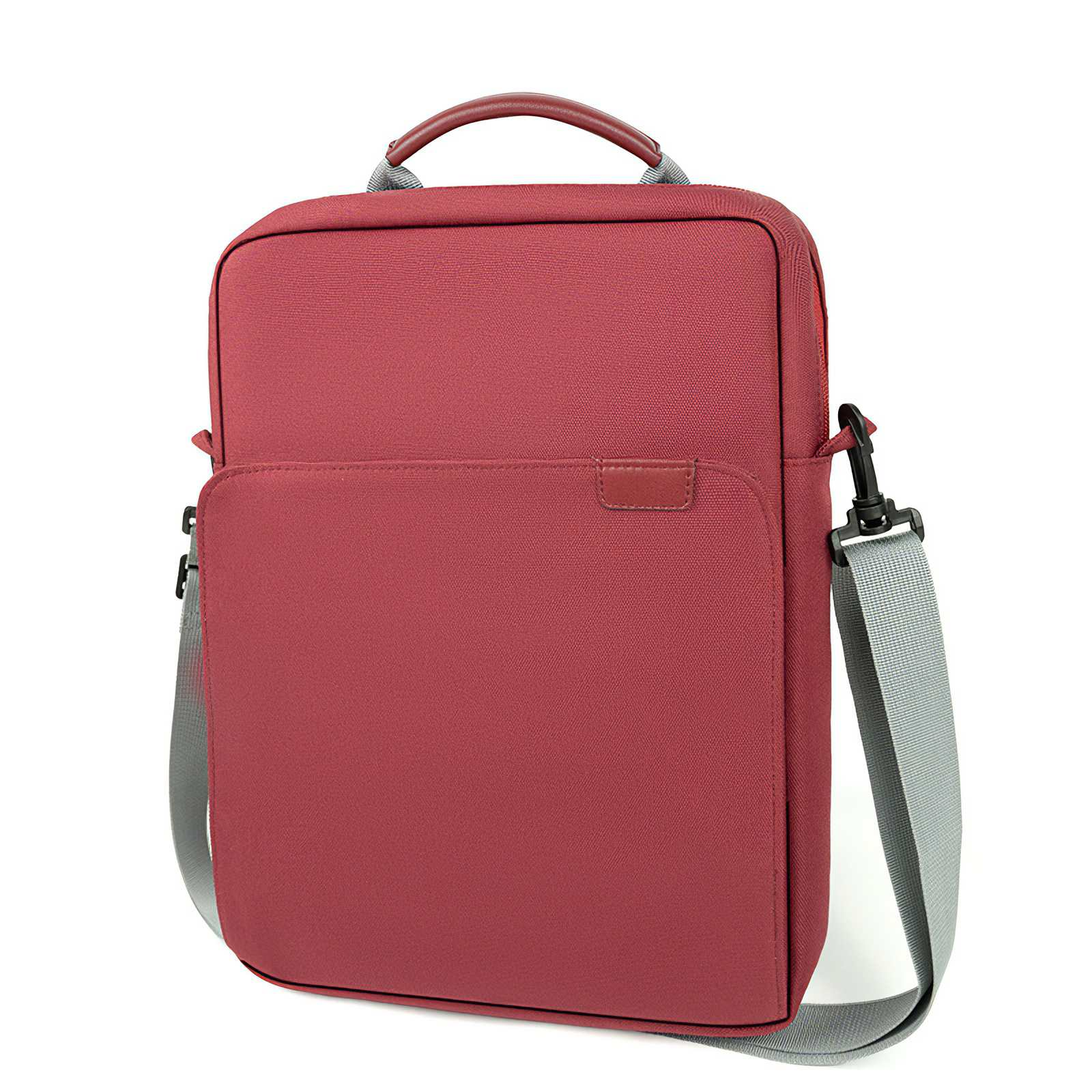 Eine weinrote Laptoptasche mit Griff und Schultergurt. Die Tasche befindet sich auf weißem Hintergrund.
