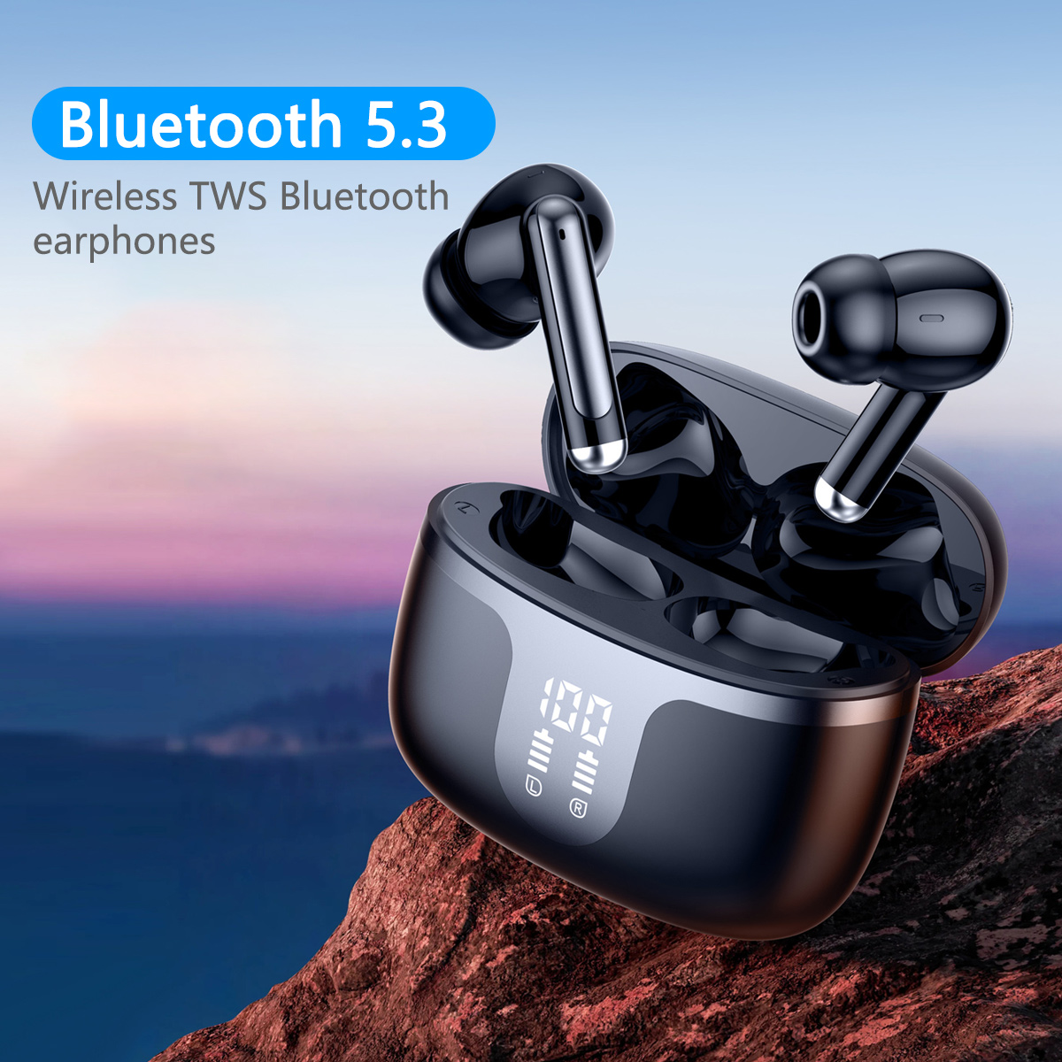 Schwarze kabellose Ohrhörer in einem Ladeetui. Blauer Text sagt 'Bluetooth 5.3'. Ohrhörer auf felsigem, buntem Hintergrund.