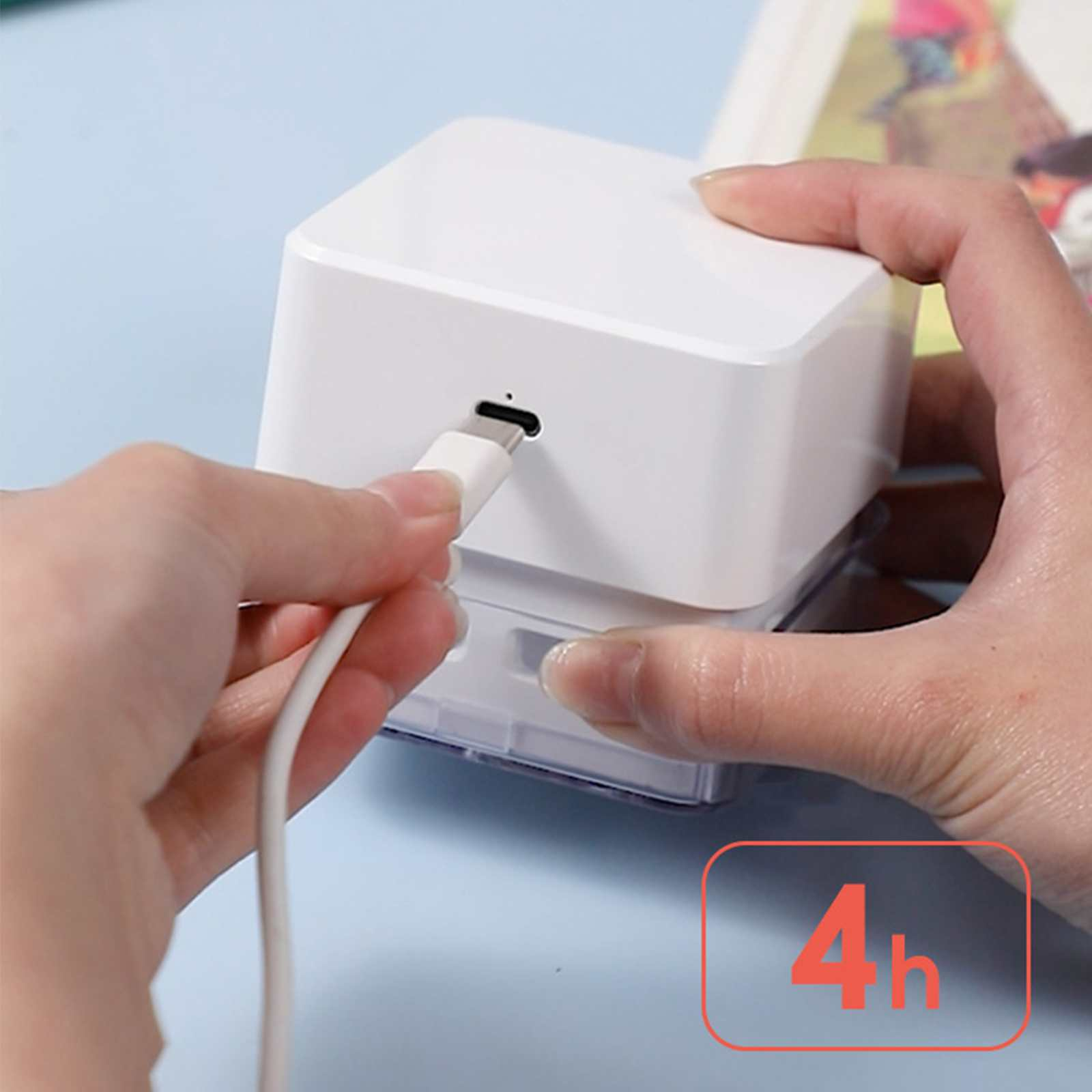 Eine Hand steckt ein weißes USB-Kabel in ein weißes Gerät. Eine andere Hand hält das Gerät. Ein Timer von 4h befindet sich in der Ecke.