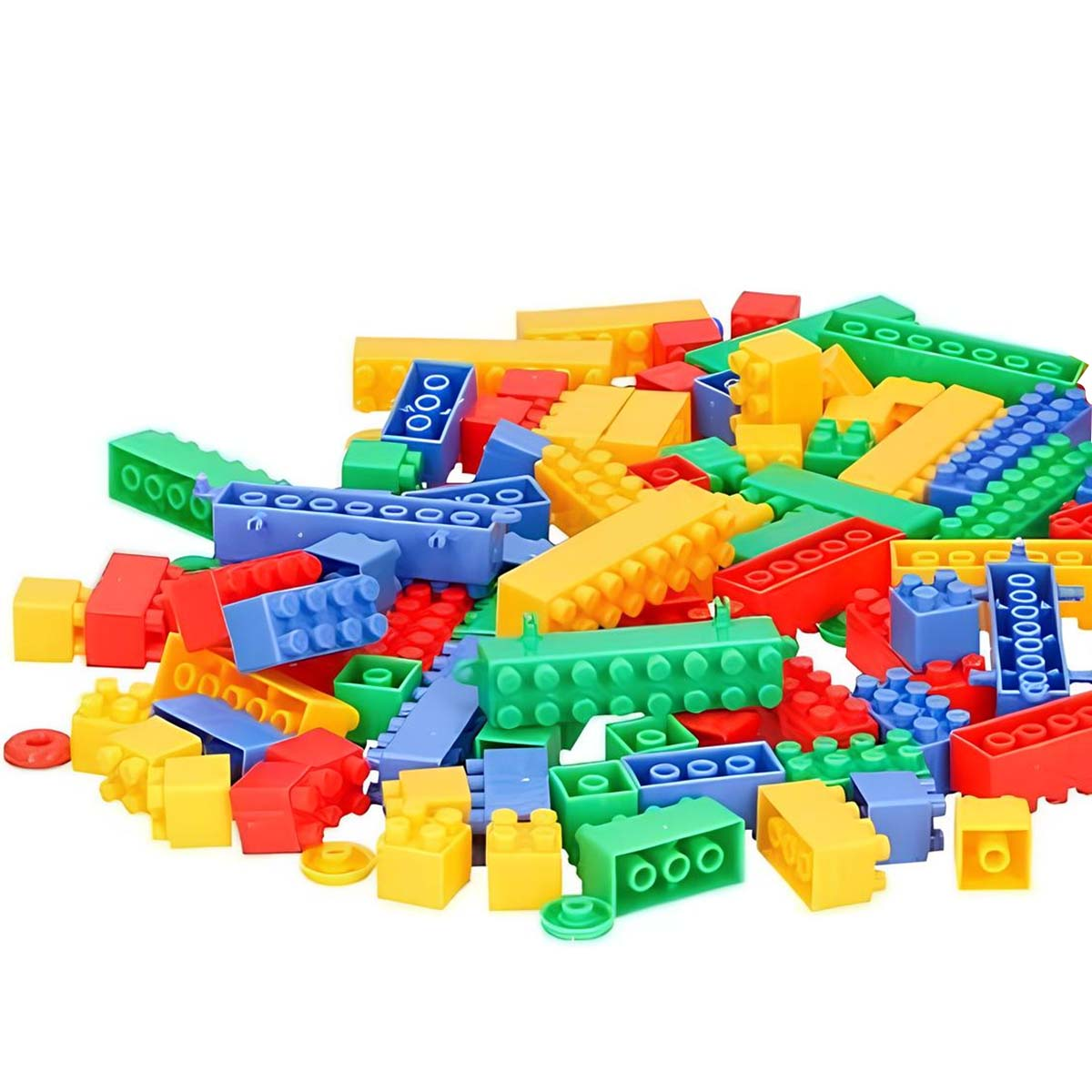 Un mucchio di blocchi giocattolo colorati. Varie forme e dimensioni in rosso, blu, verde e giallo sono sparsi su sfondo bianco.
