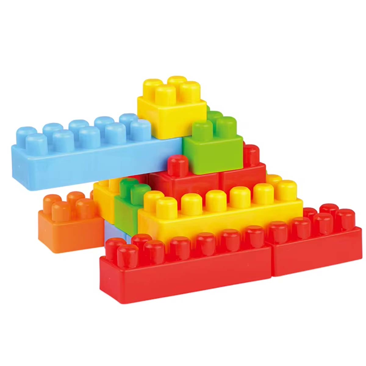 Una pila colorata di blocchi giocattolo. Blocchi blu, gialli, verdi, rossi e arancioni sono disposti a forma di piramide su uno sfondo bianco.