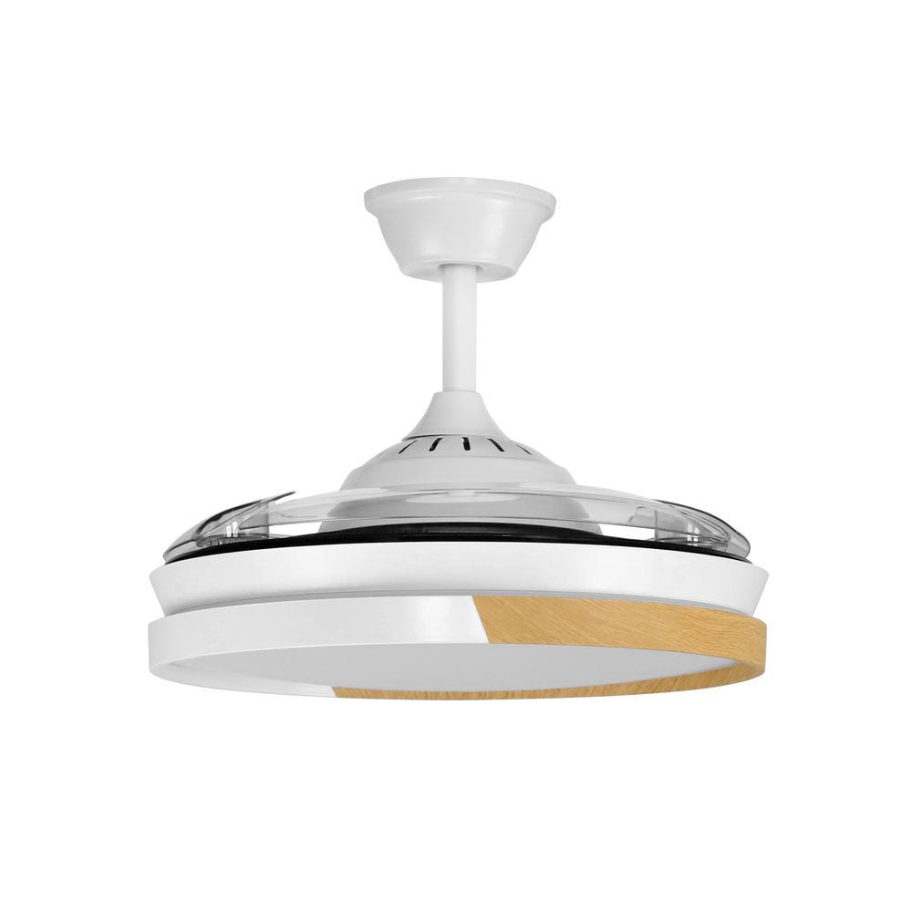 Un ventilador de techo blanco con molduras transparentes de plástico y vetas de madera. Cuelga del techo sobre un fondo blanco.