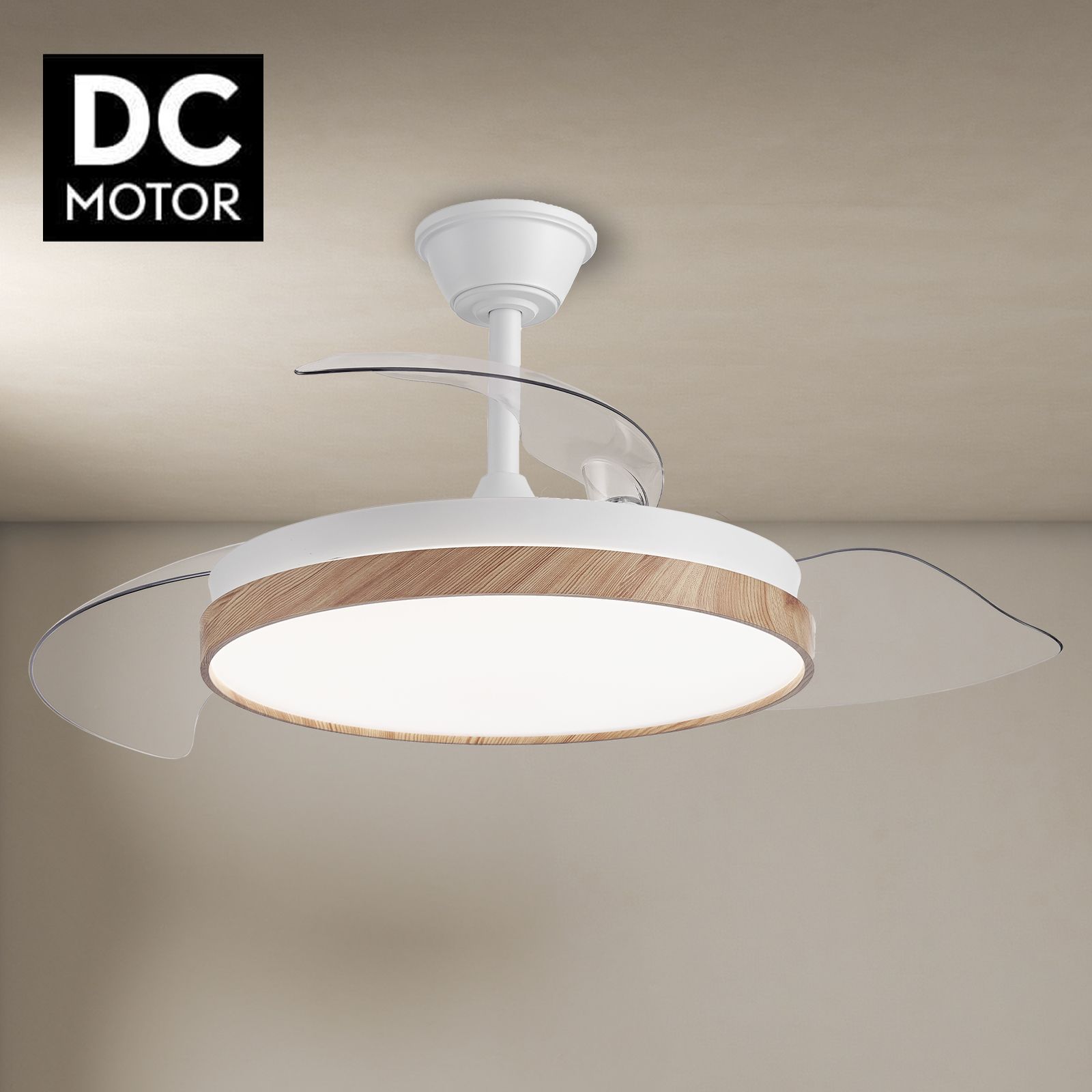 Ventilador de techo blanco con borde de madera y luz. Las aspas transparentes se extienden. Etiqueta de motor de CC en la esquina.
