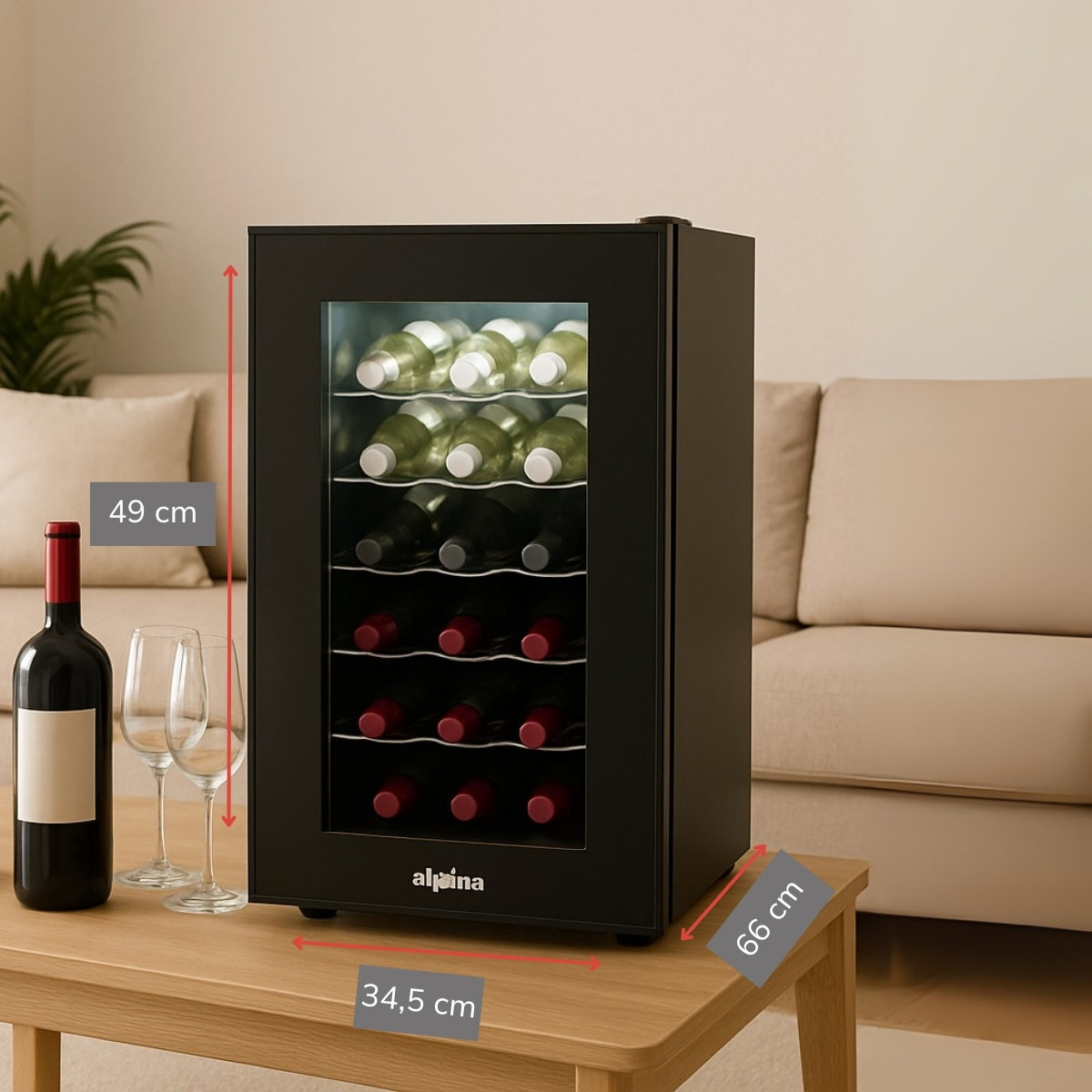 Een zwarte wijnkoeler met flessen erin. Een fles wijn en glazen op tafel. Een beige bank op de achtergrond.