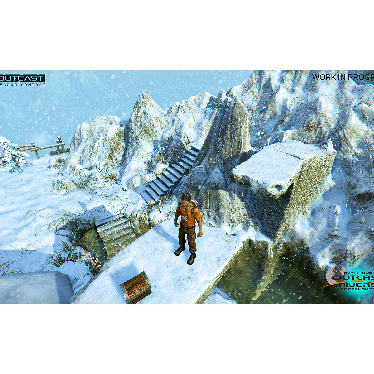 Un uomo con giacca arancione è in piedi su una piattaforma innevata. Montagne e struttura in pietra sullo sfondo. Forziere sulla piattaforma.