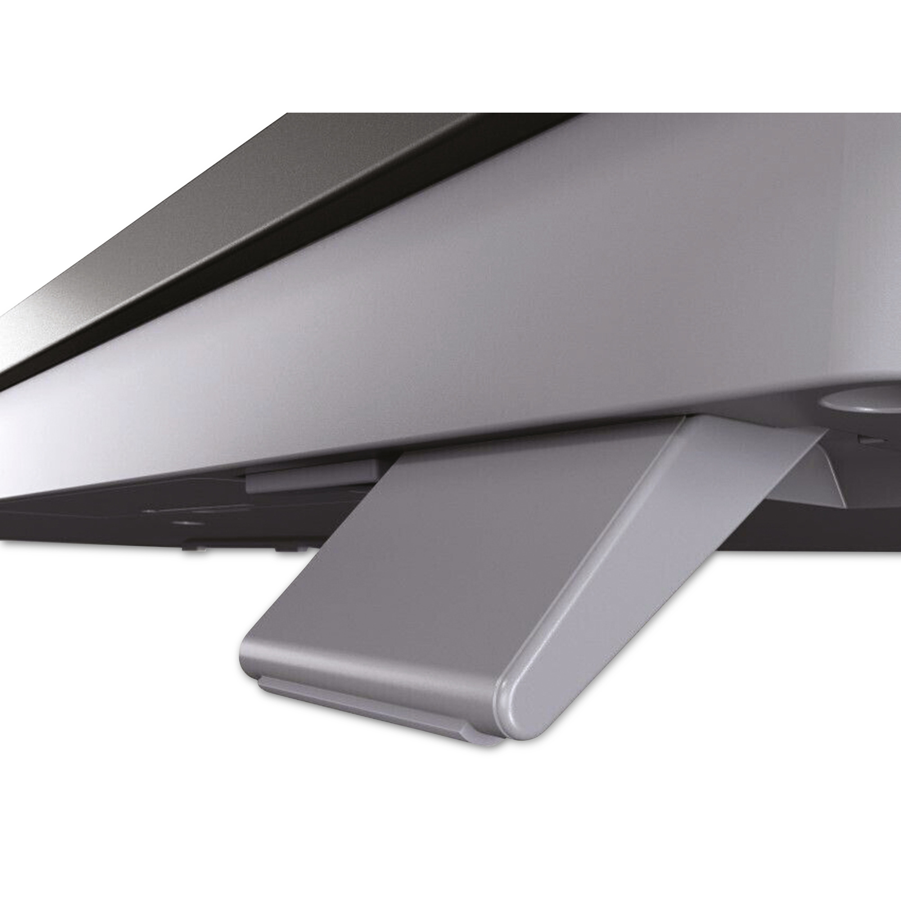 Zbliżenie szarego metalowego wspornika, prawdopodobnie części urządzenia, z białym tłem.